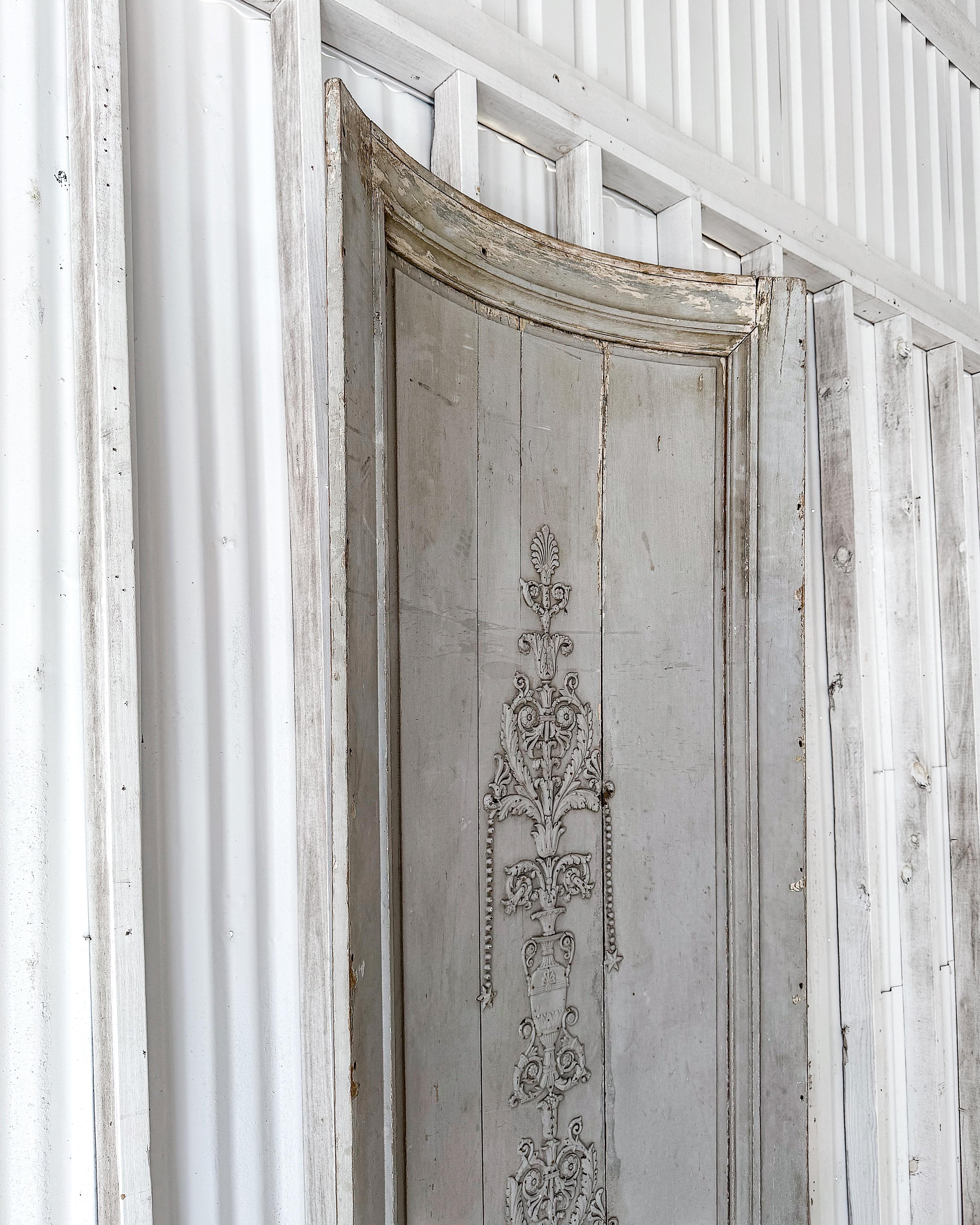 Early 19th Century Reclaimed French Blue Curved Corner Boiserie Panel Bon état - En vente à Mckinney, TX