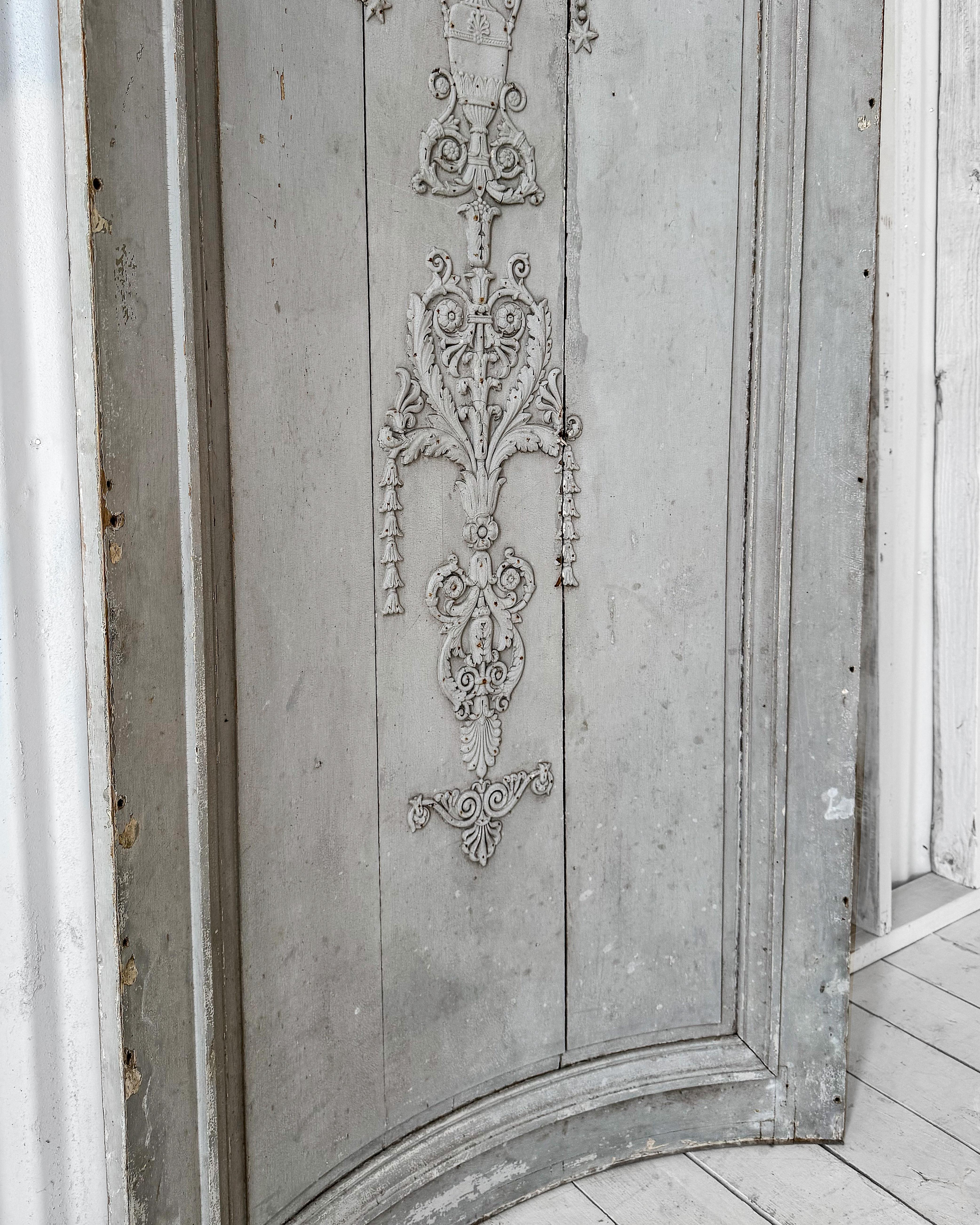 Early 19th Century Reclaimed French Blue Curved Corner Boiserie Panel en vente 1