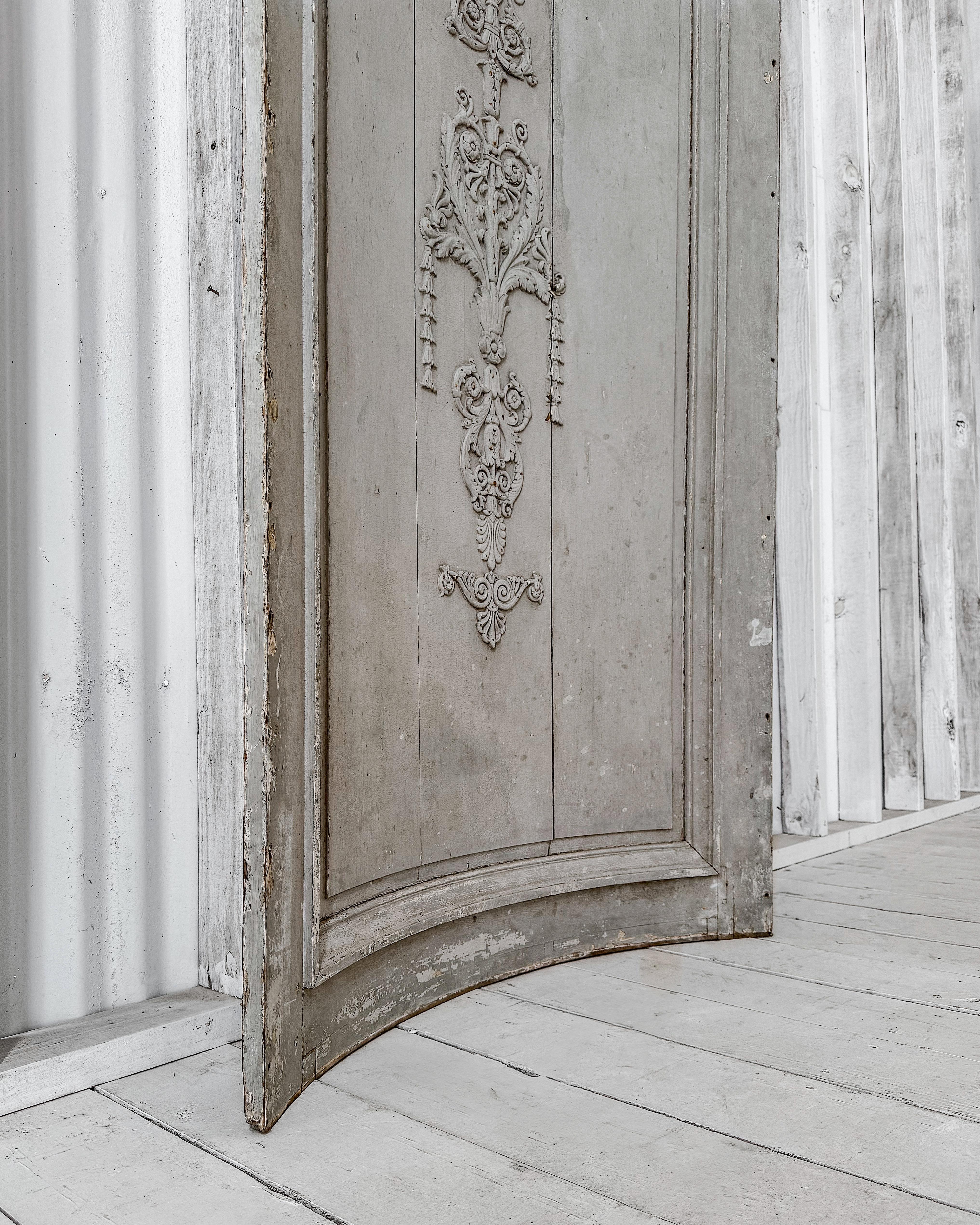Early 19th Century Reclaimed French Blue Curved Corner Boiserie Panel en vente 2