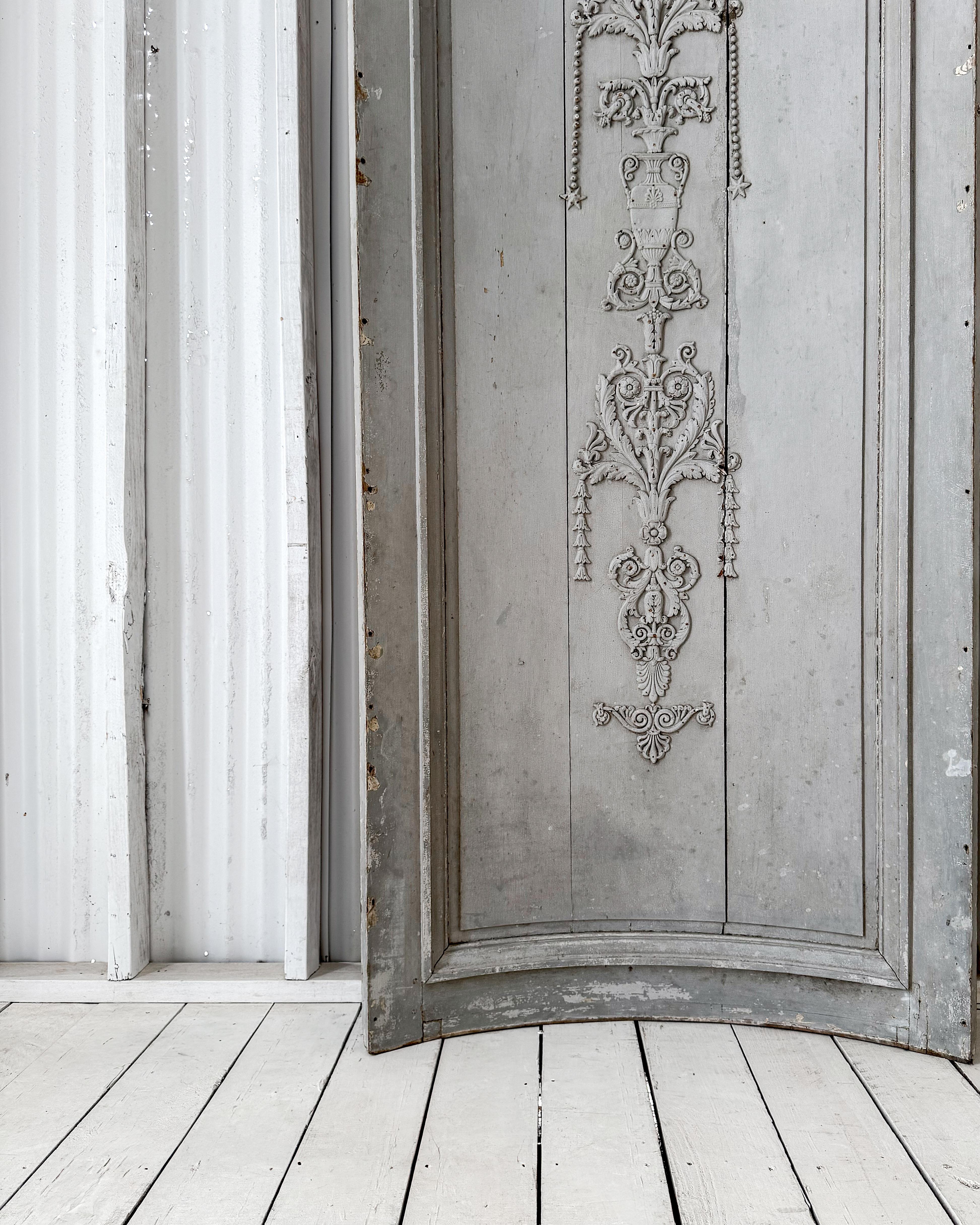Early 19th Century Reclaimed French Blue Curved Corner Boiserie Panel en vente 3