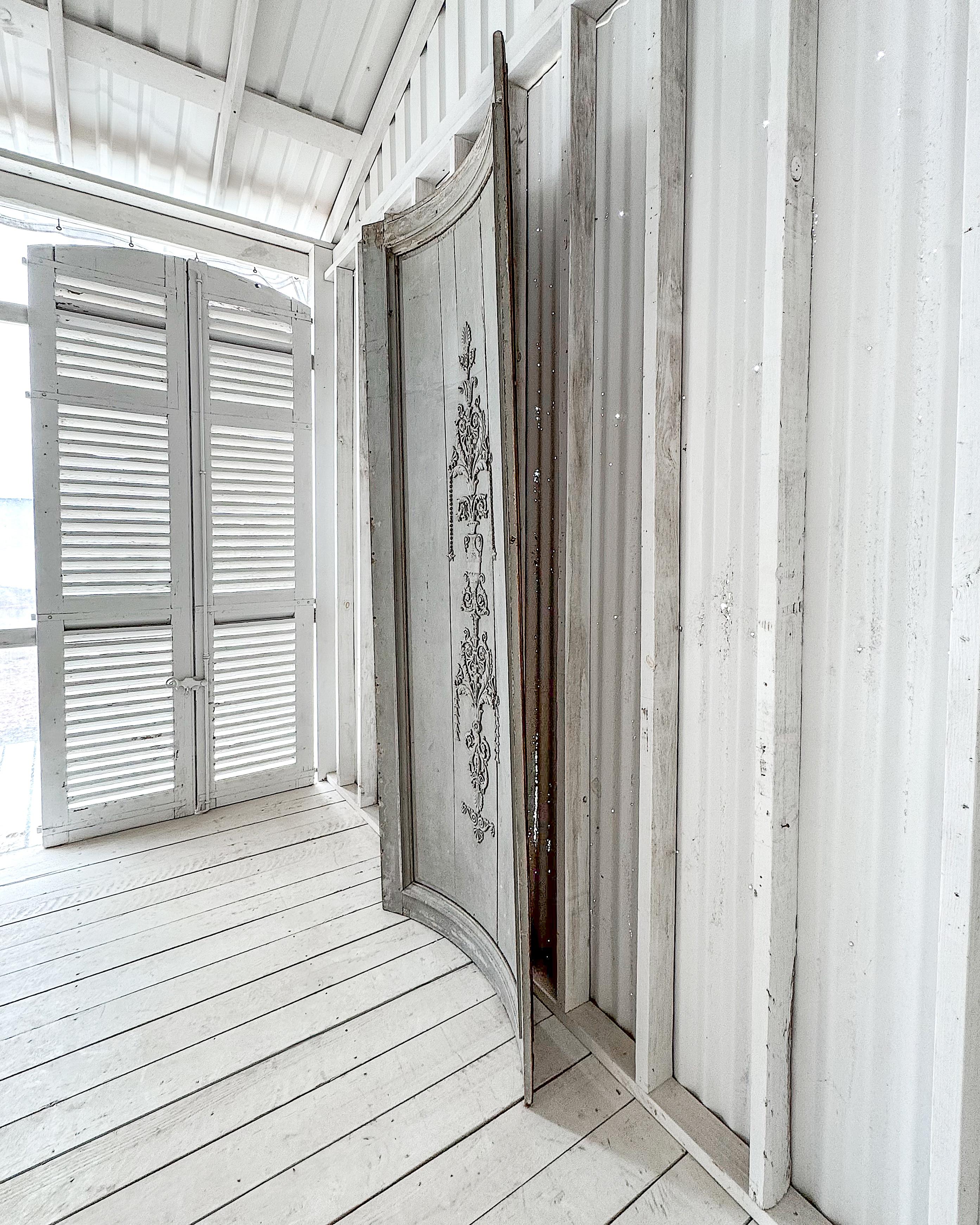 Early 19th Century Reclaimed French Blue Curved Corner Boiserie Panel en vente 4