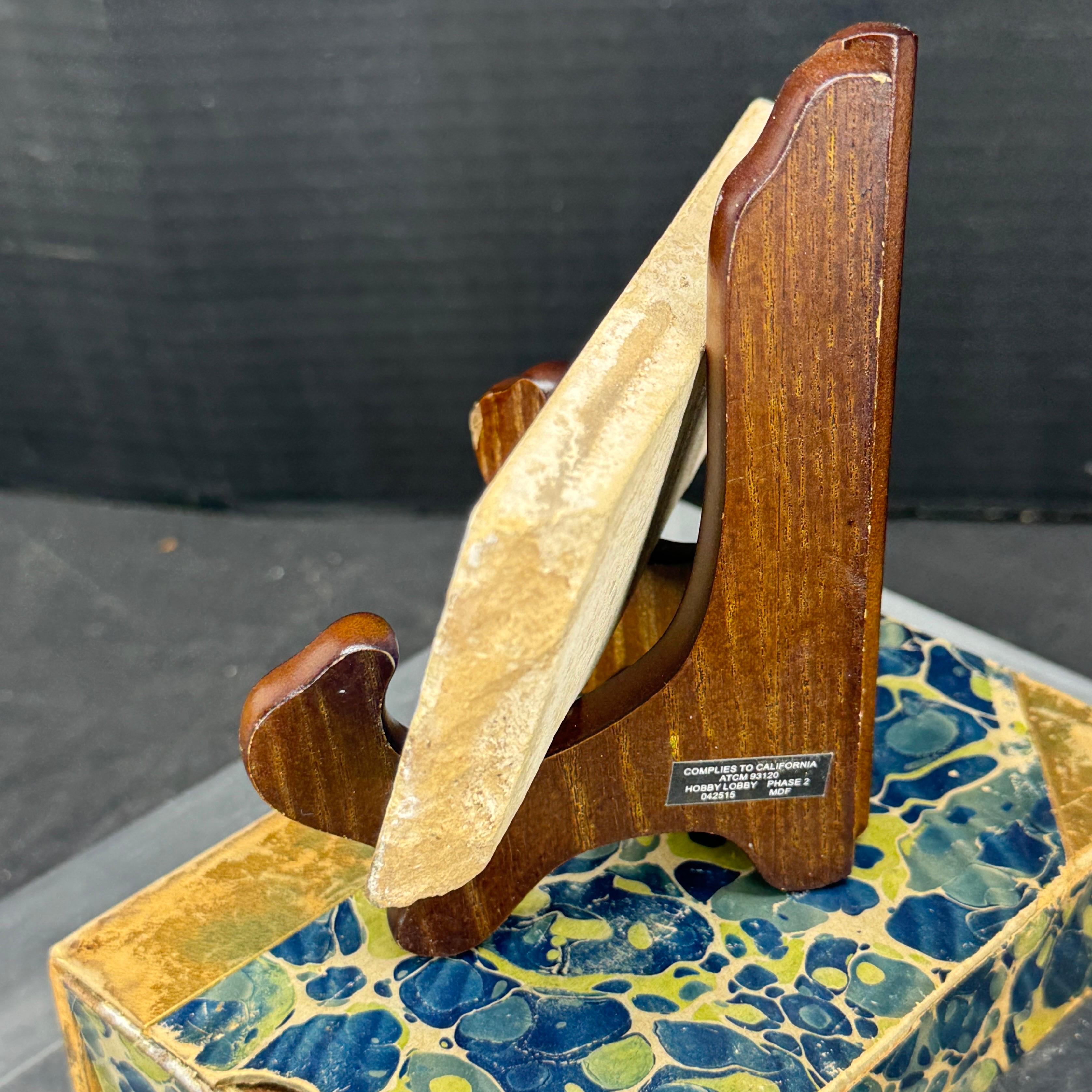 Charmant carreau de Delft bleu et blanc représentant un lapin en train de courir.  Cette pièce pourrait être exposée sur une table ou une étagère et constituerait une merveilleuse addition pour tout collectionneur de ces carreaux désirables. 