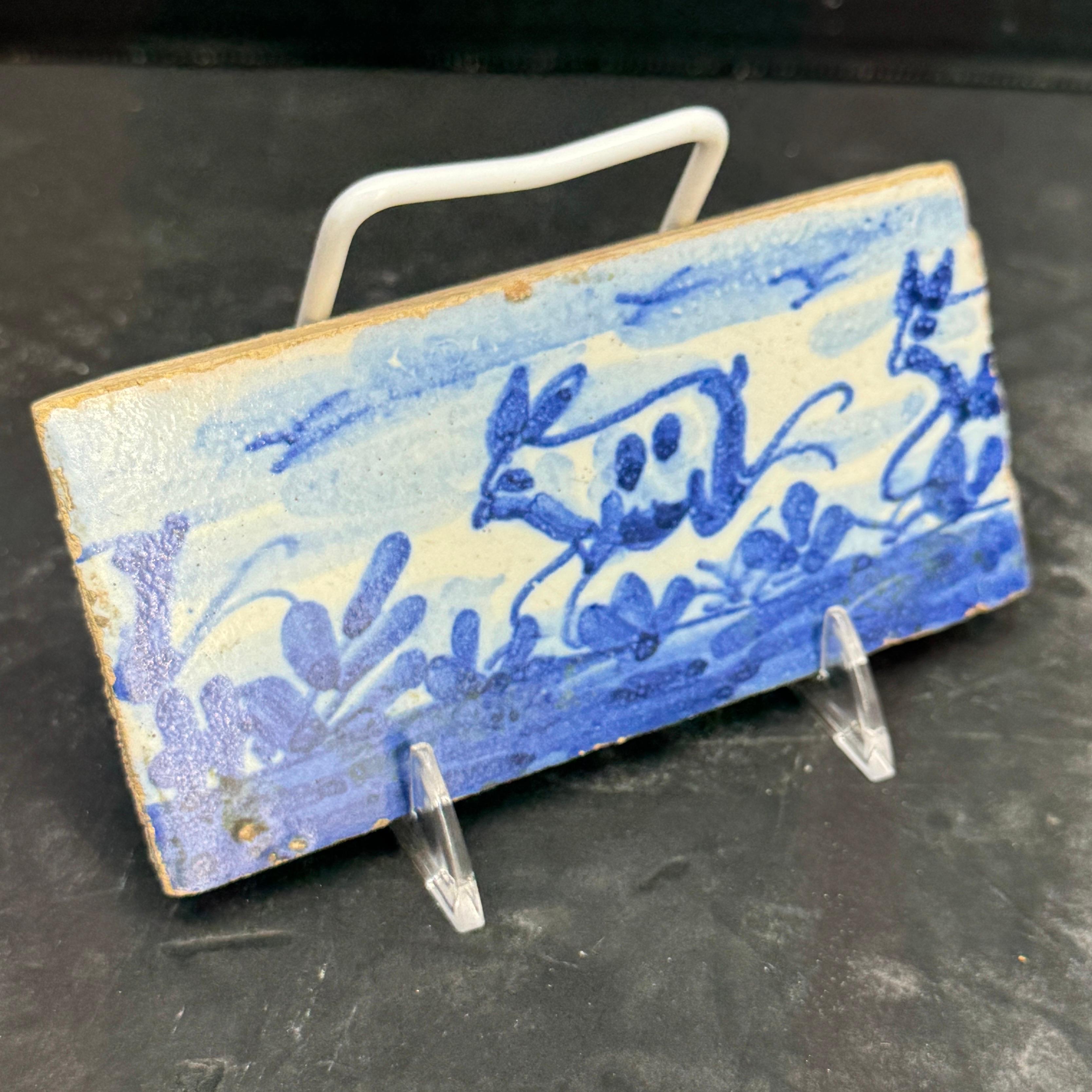 Néerlandais Carreau de Delft rectangulaire du début du 19e siècle avec lapin en vente