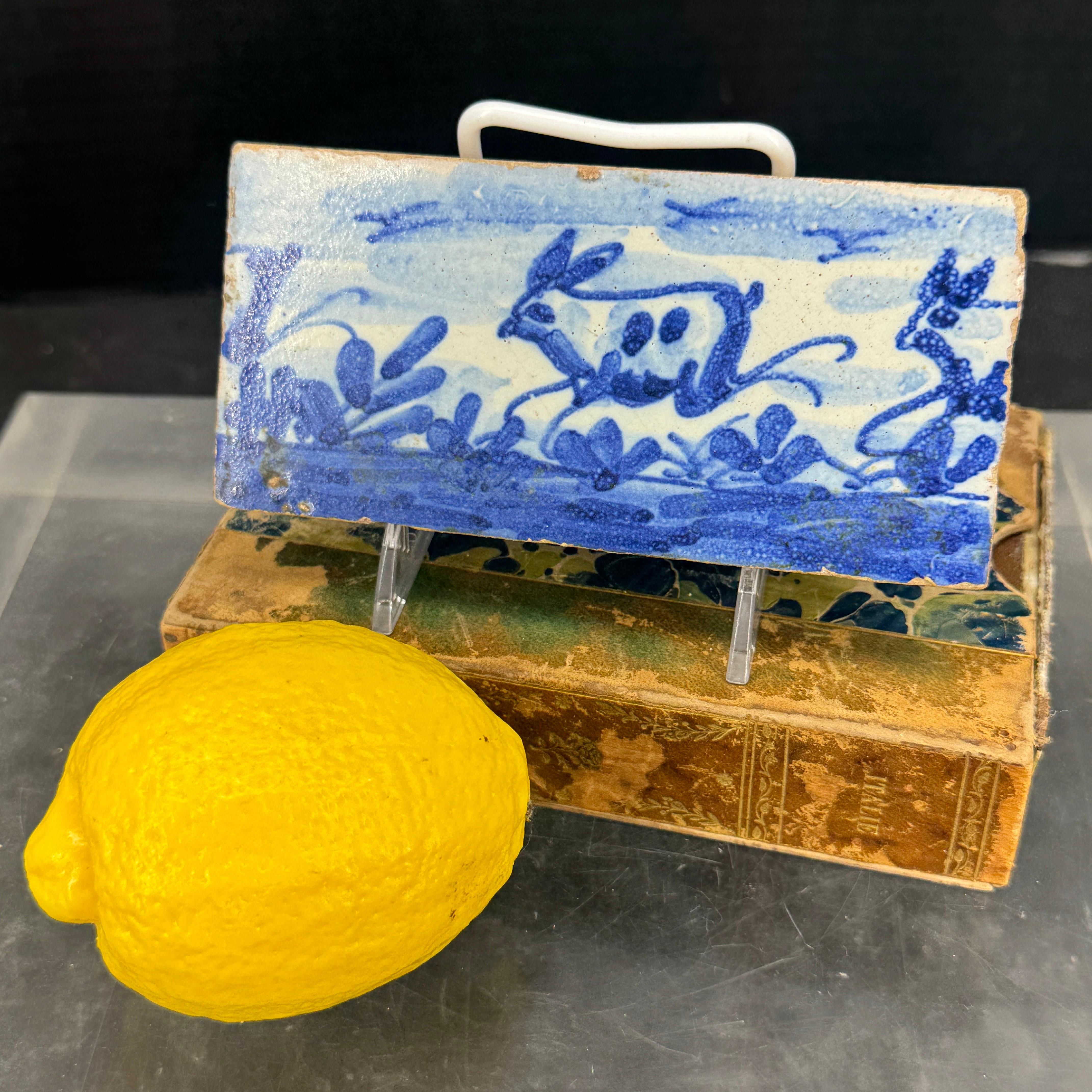 Vernissé Carreau de Delft rectangulaire du début du 19e siècle avec lapin en vente