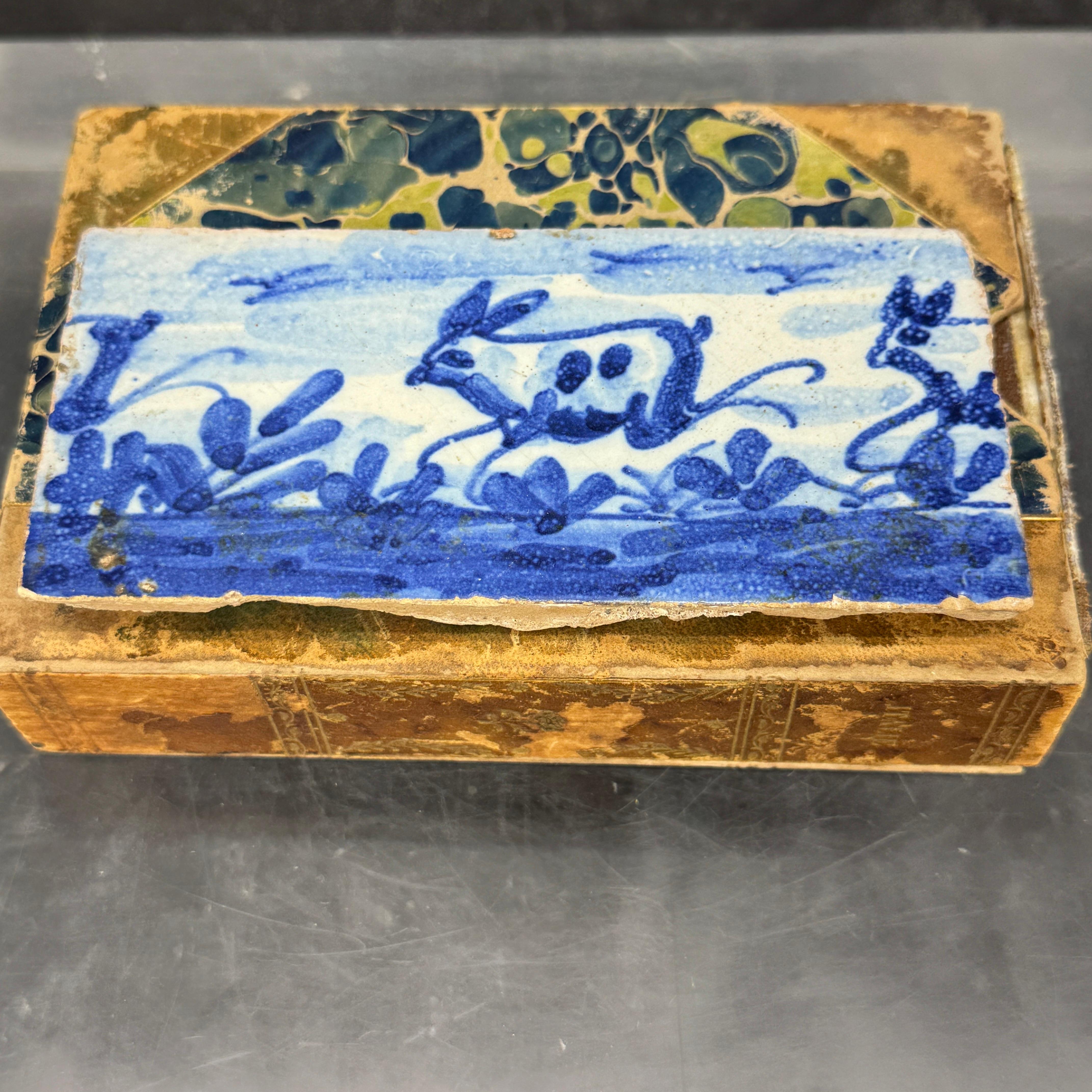 Faïence de Delft Carreau de Delft rectangulaire du début du 19e siècle avec lapin en vente