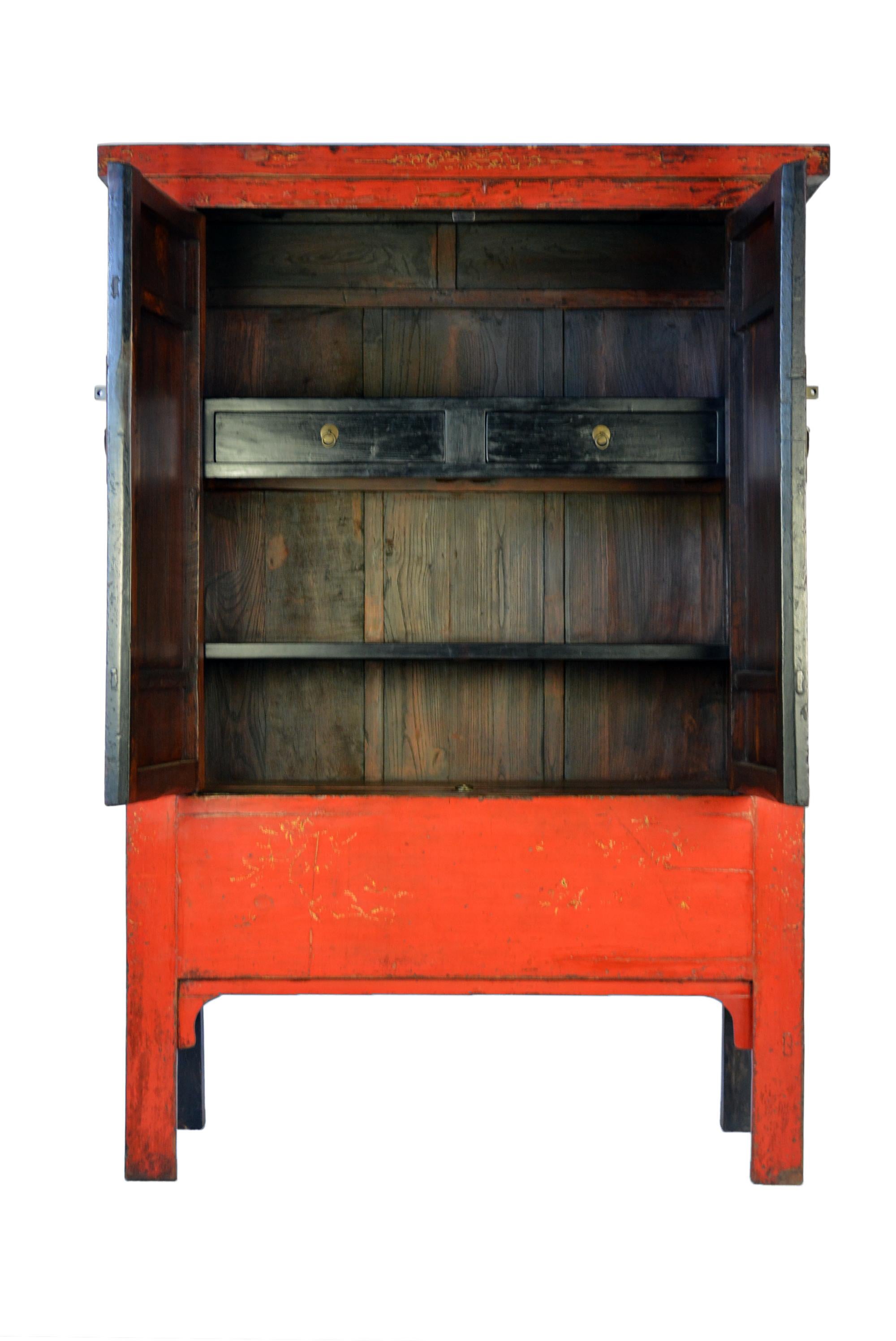 rot lackierter Schrank aus dem frühen 19. Jahrhundert (Chinesisch) im Angebot