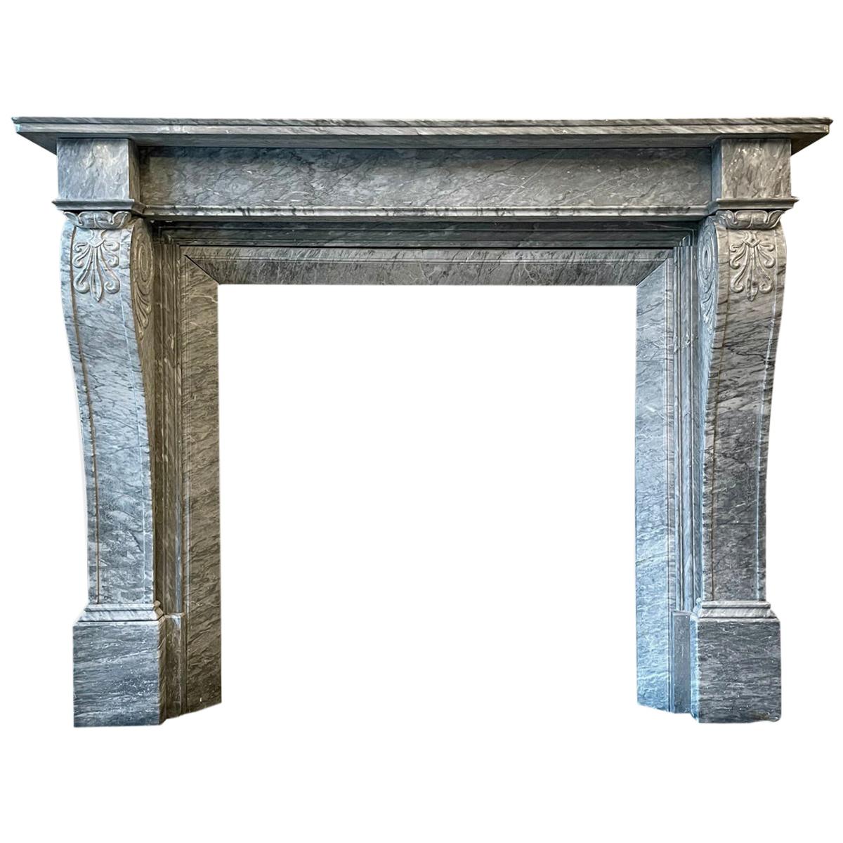 Cheminée en marbre Bardiglio de style Régence du début du XIXe siècle