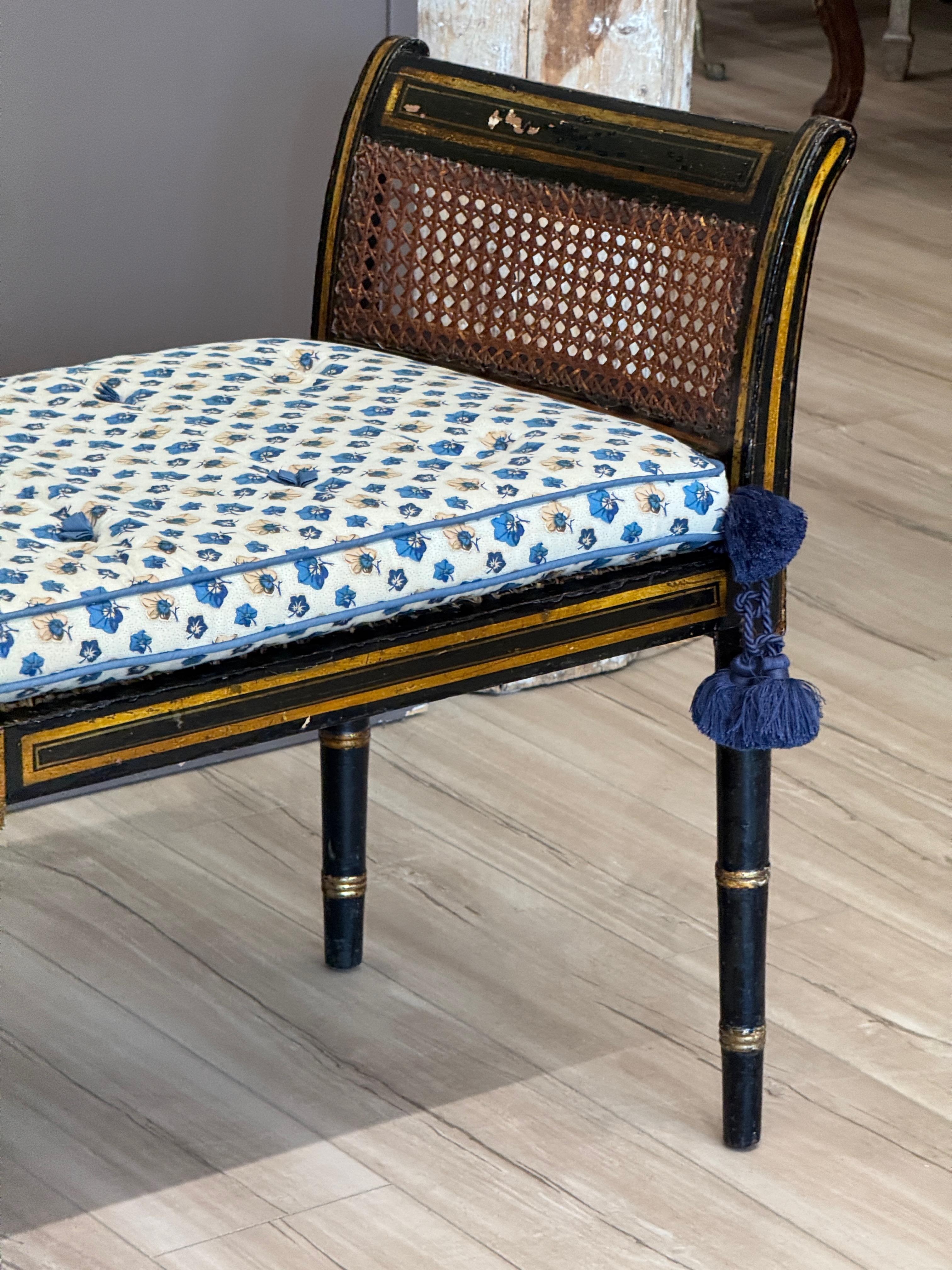 Early 19th Century Regency Black and Gold Painted Window Bench In Good Condition For Sale In Charlottesville, VA