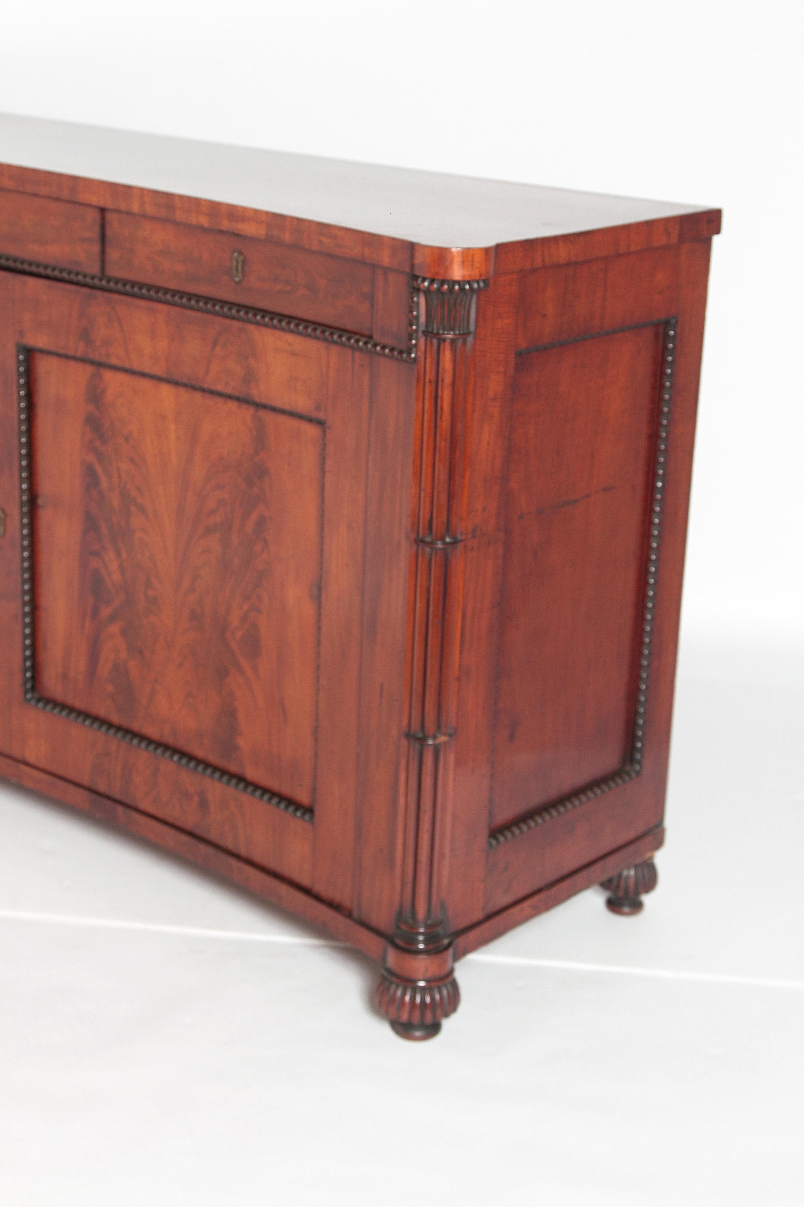 Early 19th Century Regency Bookmatched Crotch Mahogany Cabinet (Handgefertigt)