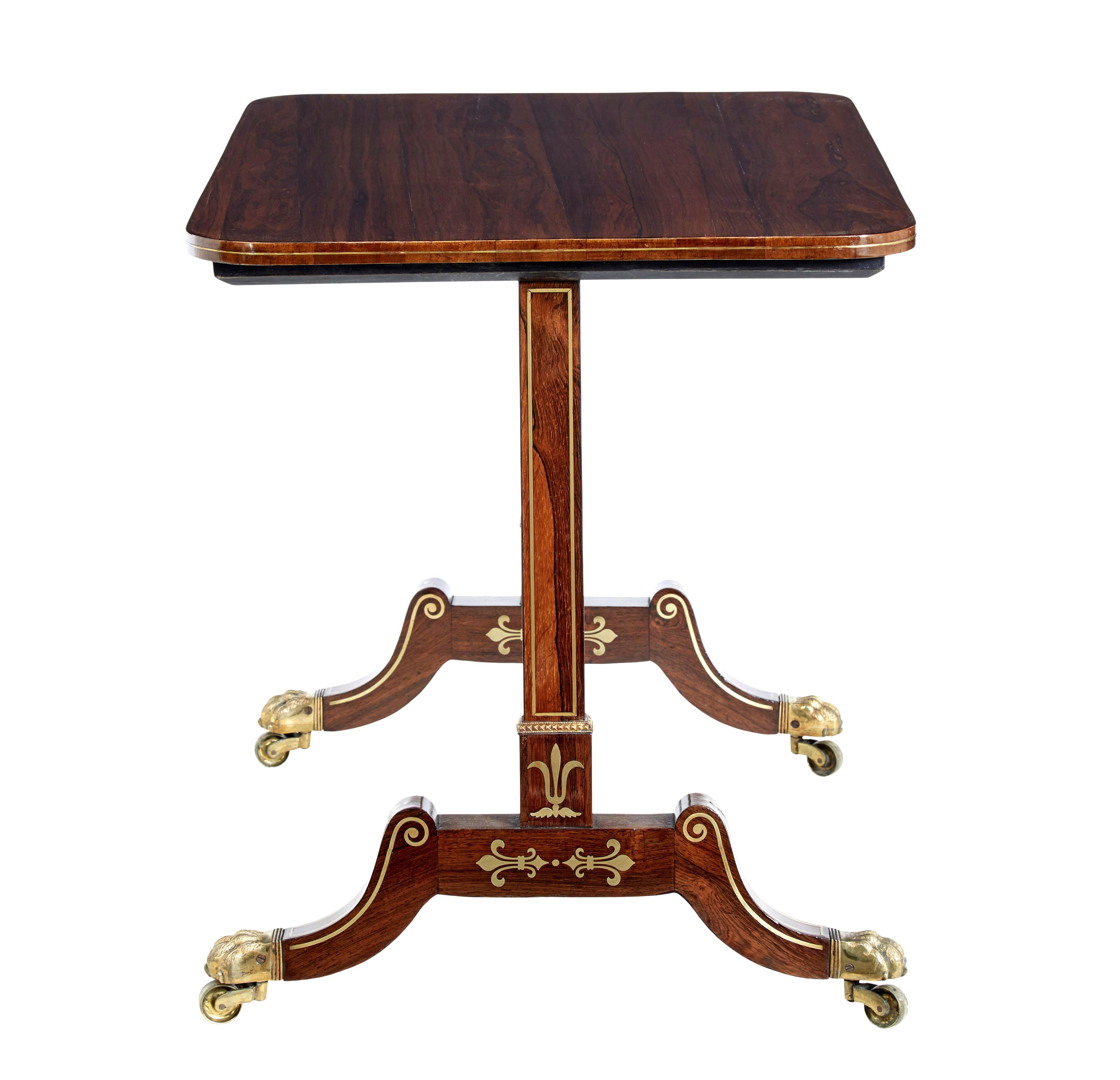 Anglais Table d'appoint en palissandre incrusté de laiton Regency du début du XIXe siècle en vente