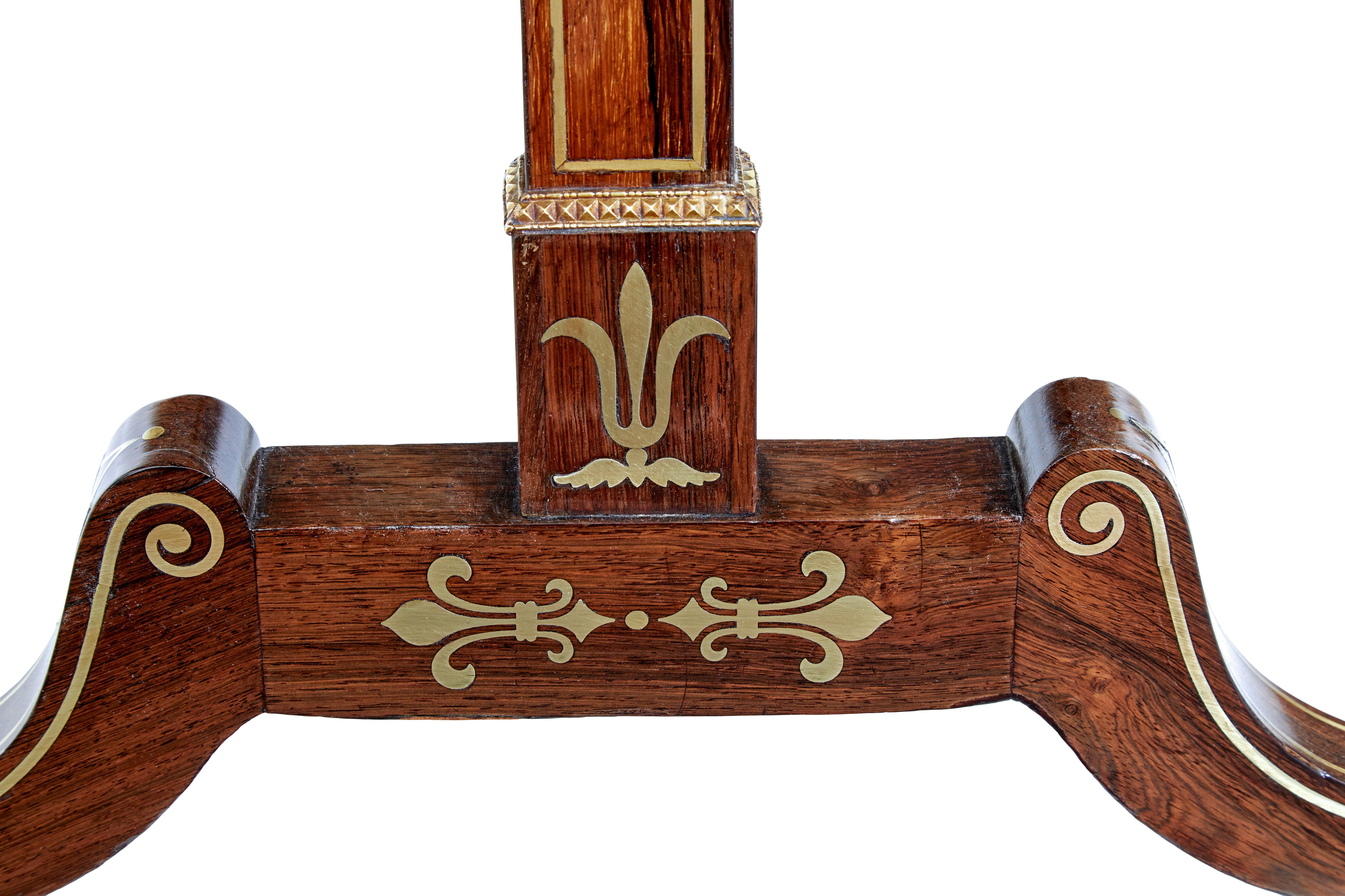 Table d'appoint en palissandre incrusté de laiton Regency du début du XIXe siècle en vente 1