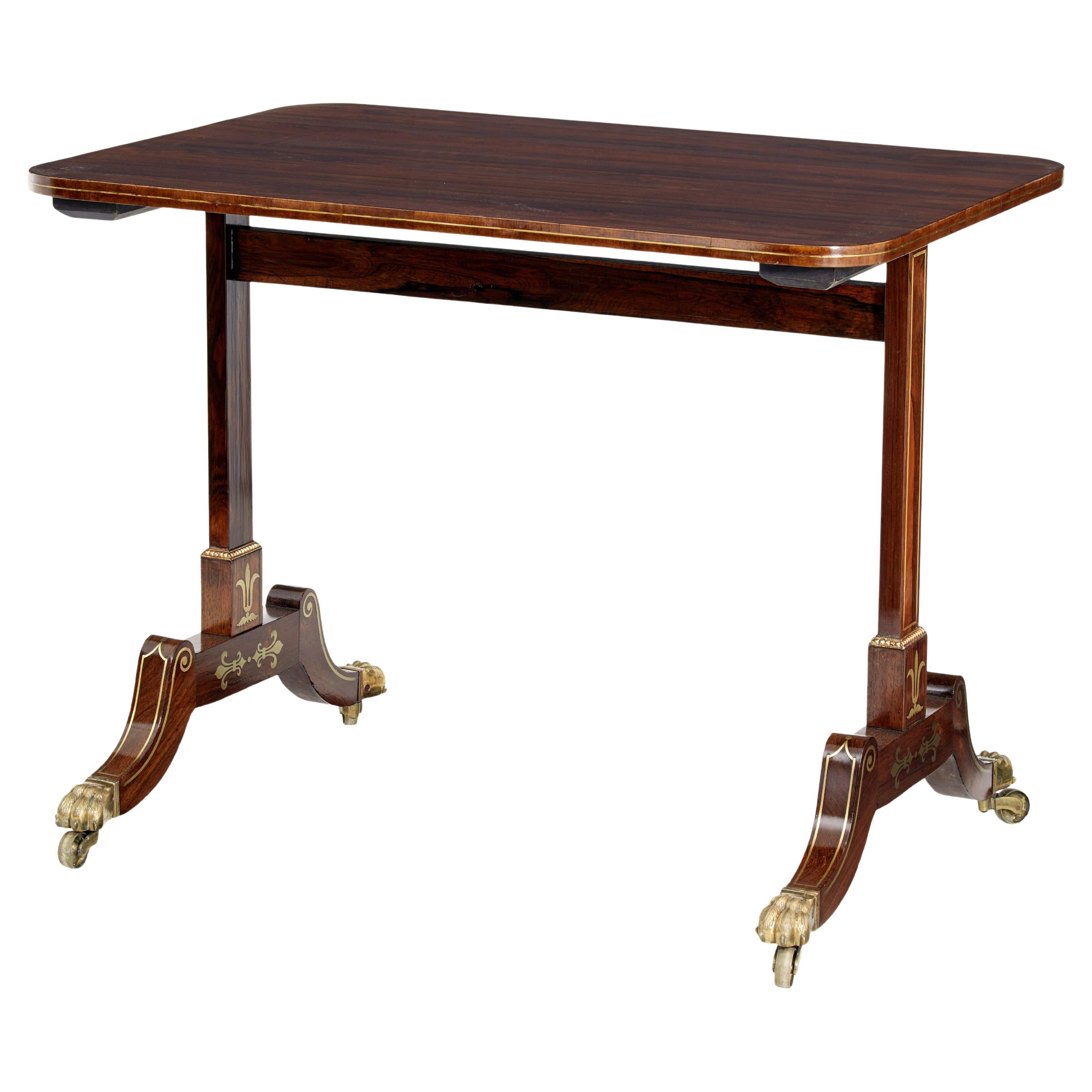 Table d'appoint en palissandre incrusté de laiton Regency du début du XIXe siècle en vente