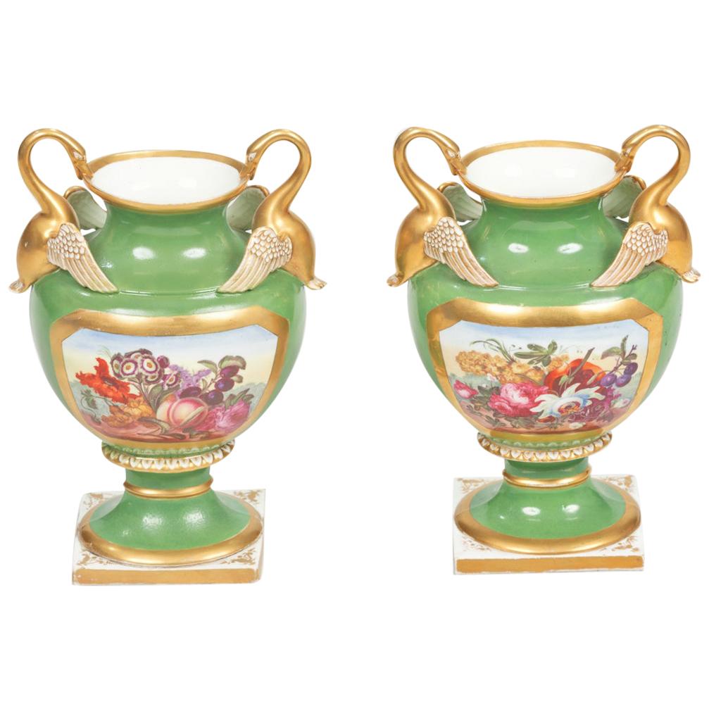 Paar Regency Derby-Vasen aus dem frühen 19. Jahrhundert im Angebot