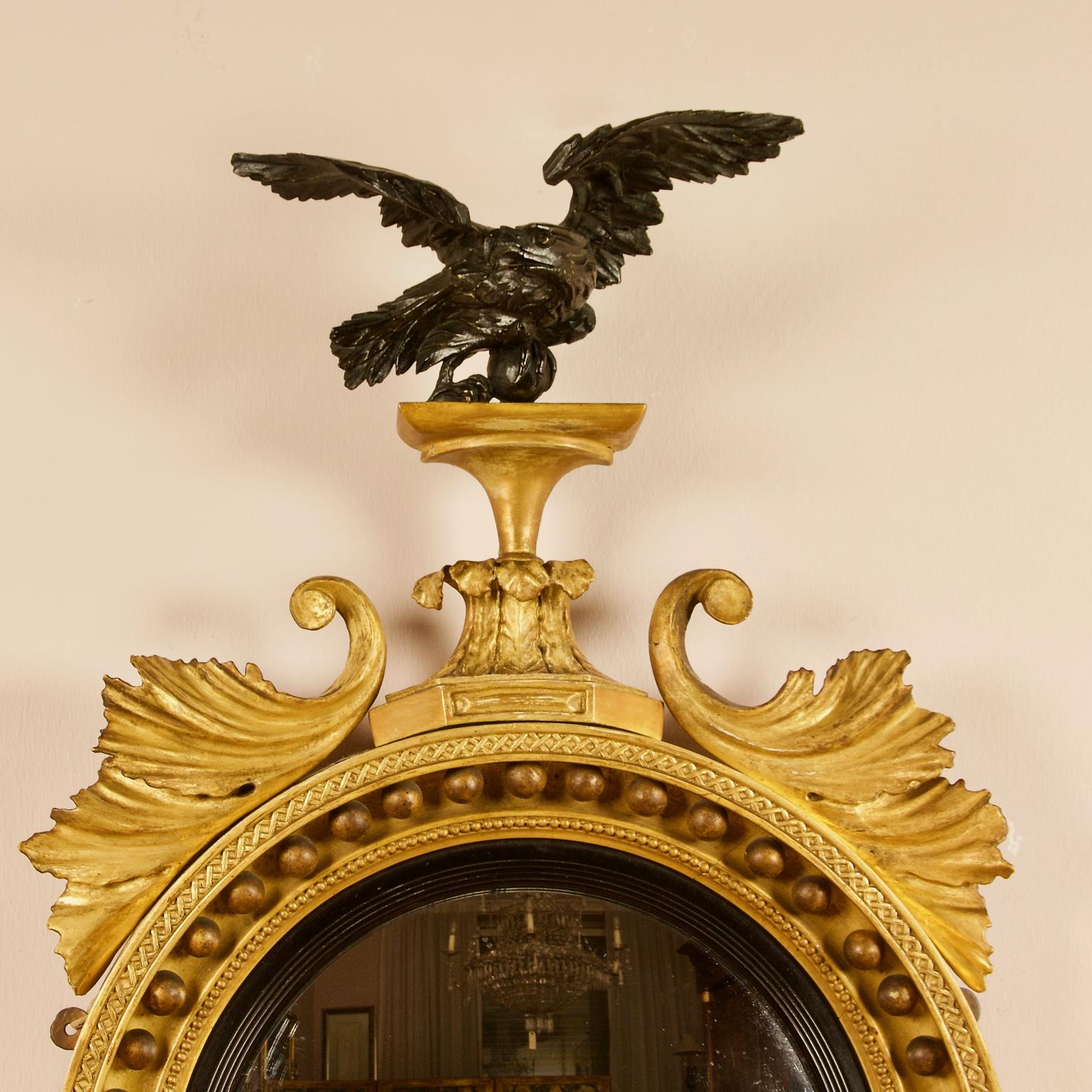 Early 19th Century Regency Eagle Round Gilt and Ebonized Wood Convex Wall Mirror In Good Condition In Berlin, DE