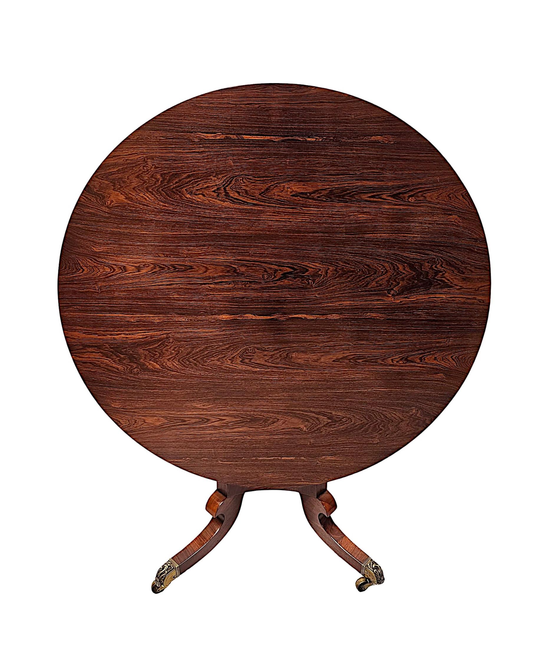 Superbe table centrale ou table à manger en palissandre du début du XIXe siècle de qualité exceptionnelle, finement sculptée à la main, avec une patine et un grain d'une grande richesse.  Le plateau mouluré bien figuré de forme circulaire est