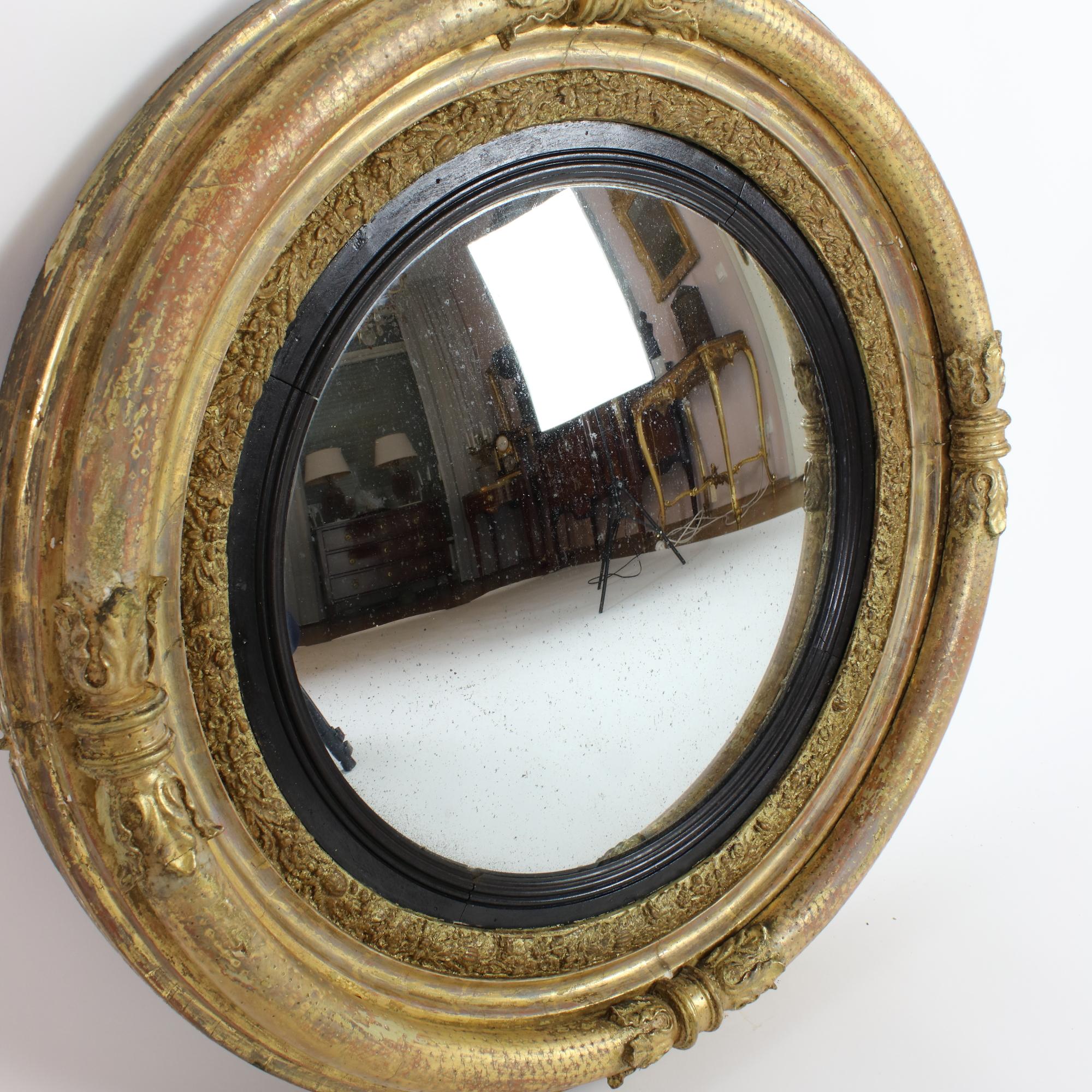 Early 19th Century Regency/Georgian Giltwood Circular Convex Butler's Mirror In Good Condition For Sale In Berlin, DE