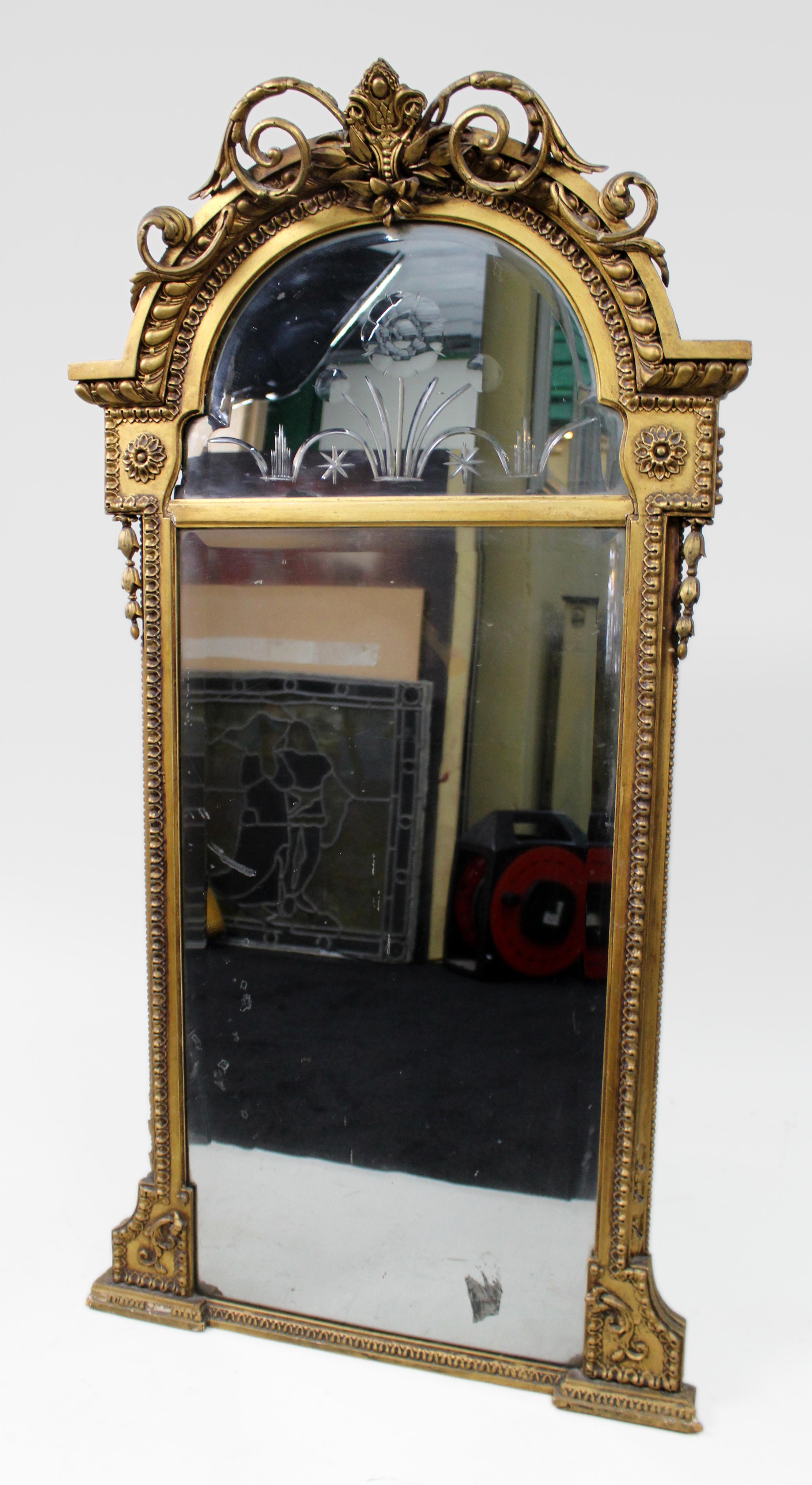 Vetro da molo in legno d'orato del primo Ottocento con piastra a specchio intagliata

Un elegante pier glass del periodo Regency, Inghilterra, circa 1815.

Questa specchiera finemente intagliata e dorata presenta una lastra ad arco in due parti, la