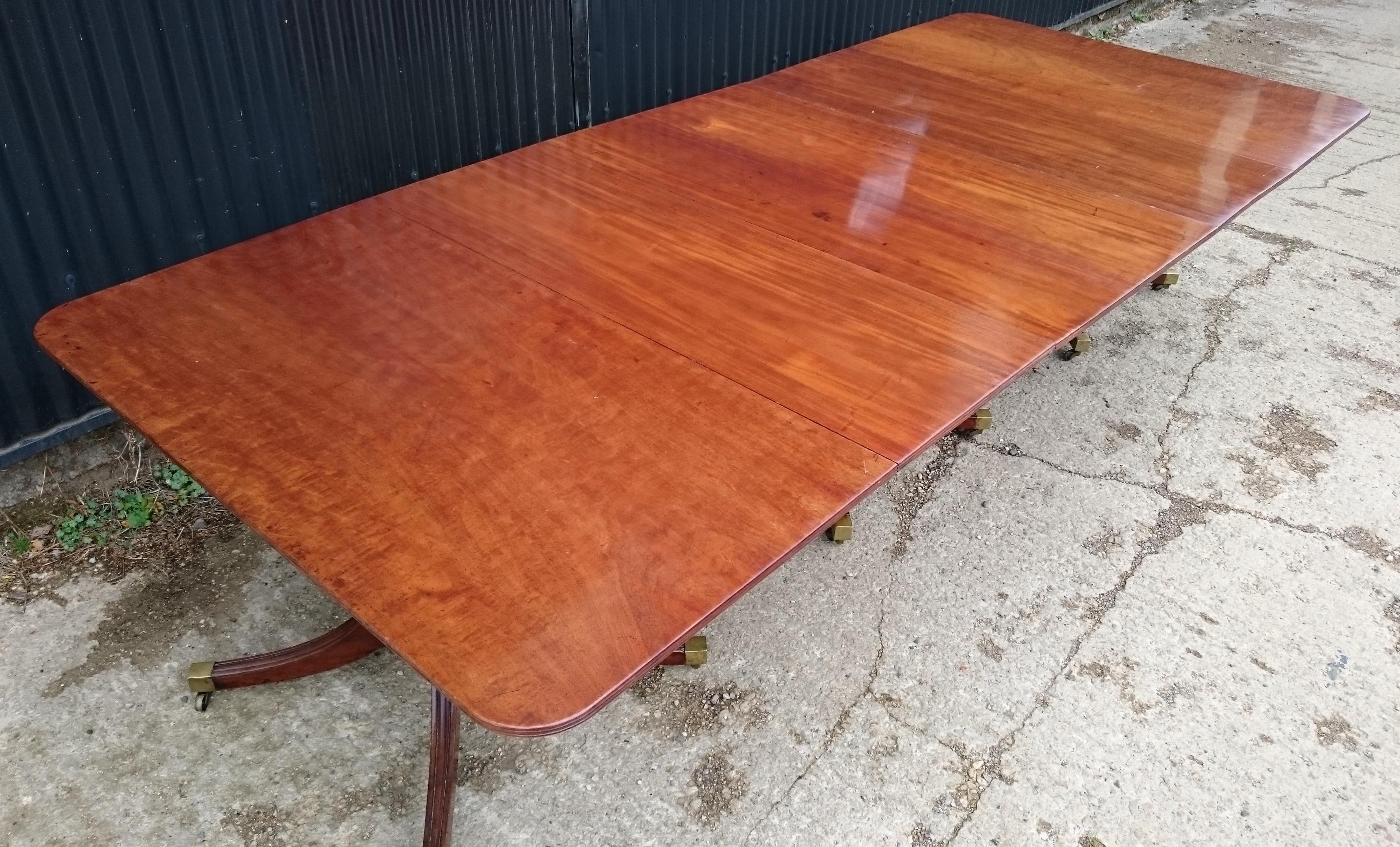 Early 19th century Regency antique mahogany dining table. This is a good scale table with three four splay feet under each crisply turned pillar support. The color and timber are very good and this is an impressive table of a quality to match the