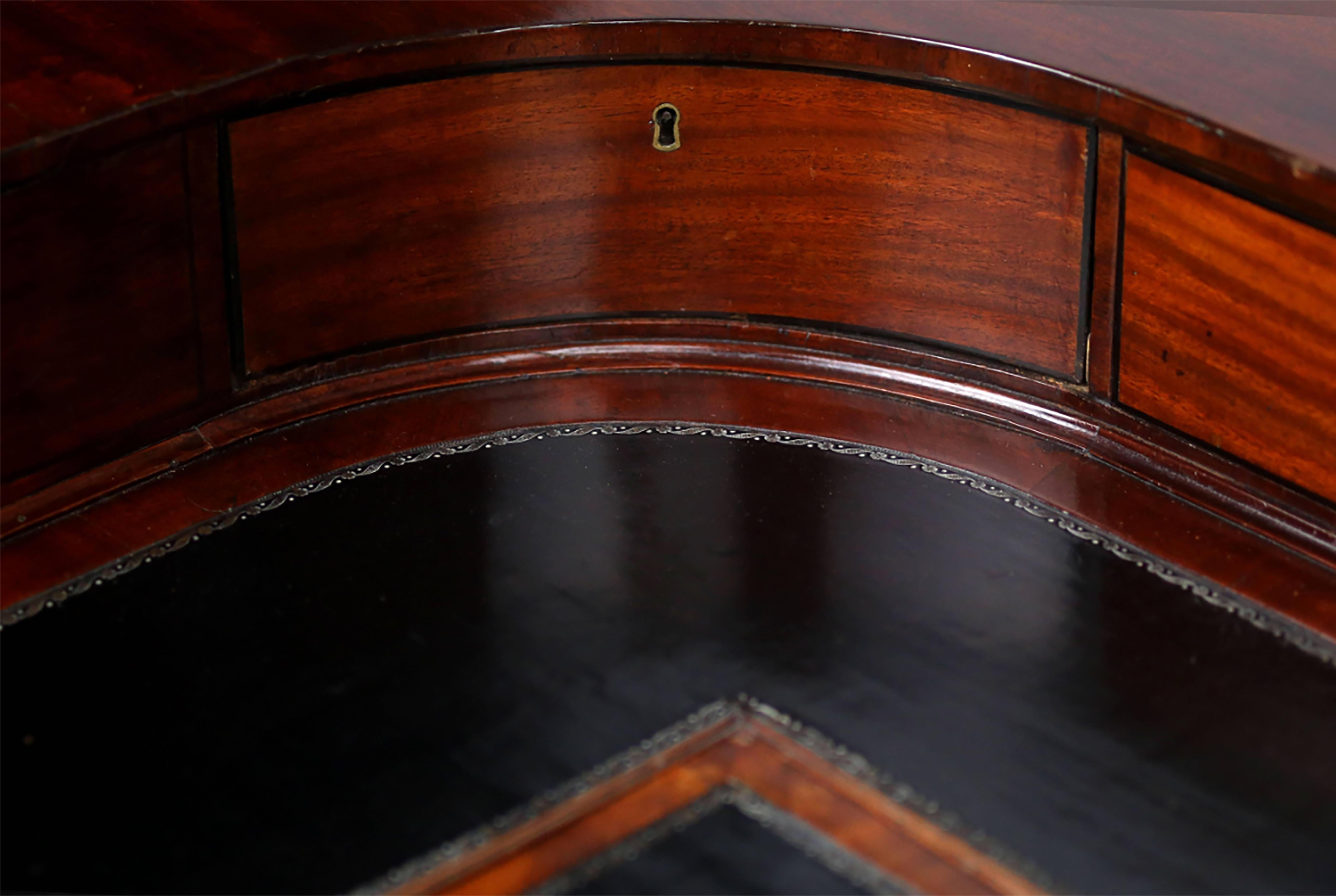 Early 19th Century Regency Mahogany Carlton House Desk, circa 1820 For Sale 1