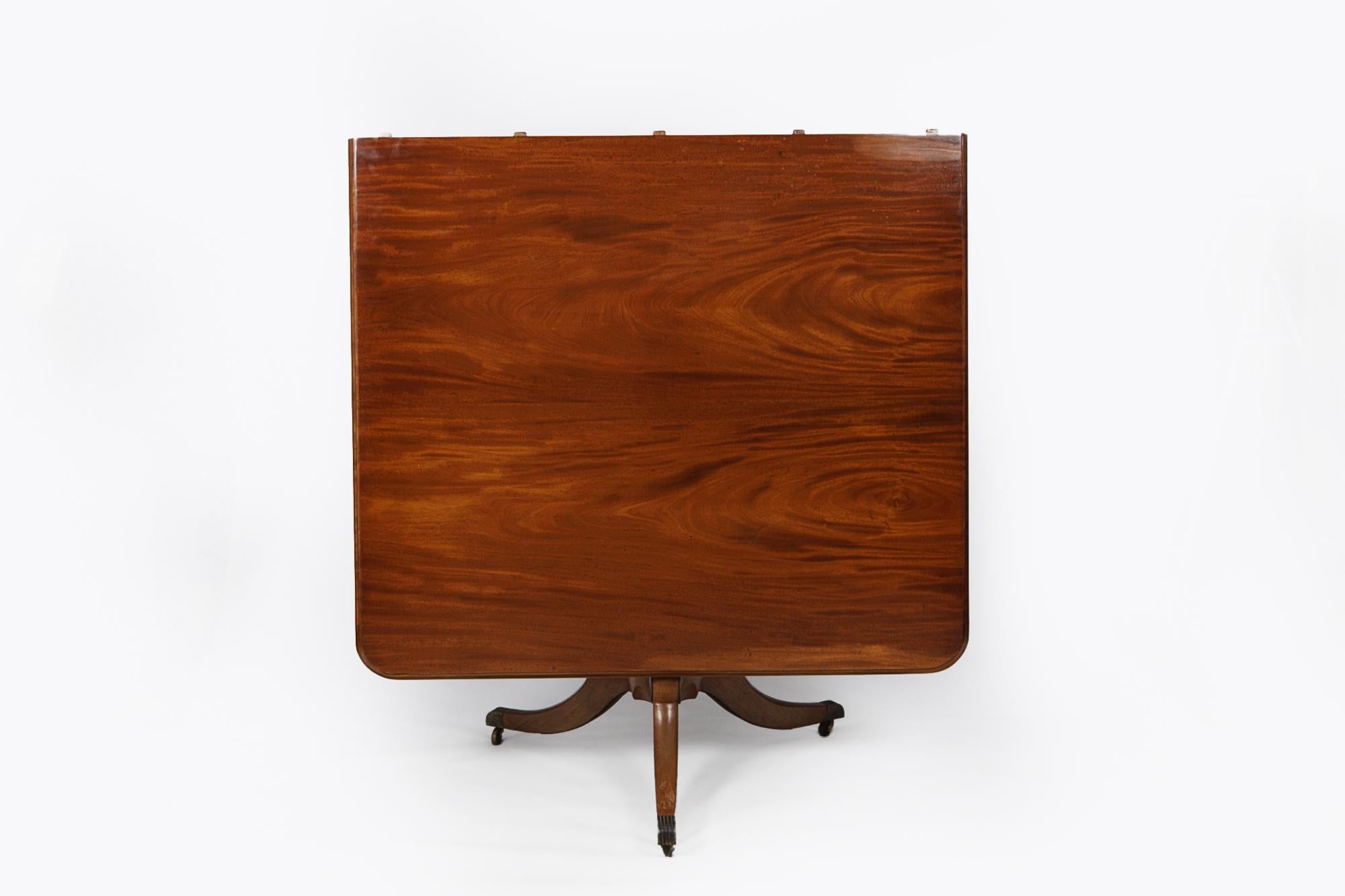 English Early 19th Century Regency mahogany extendable dining table For Sale