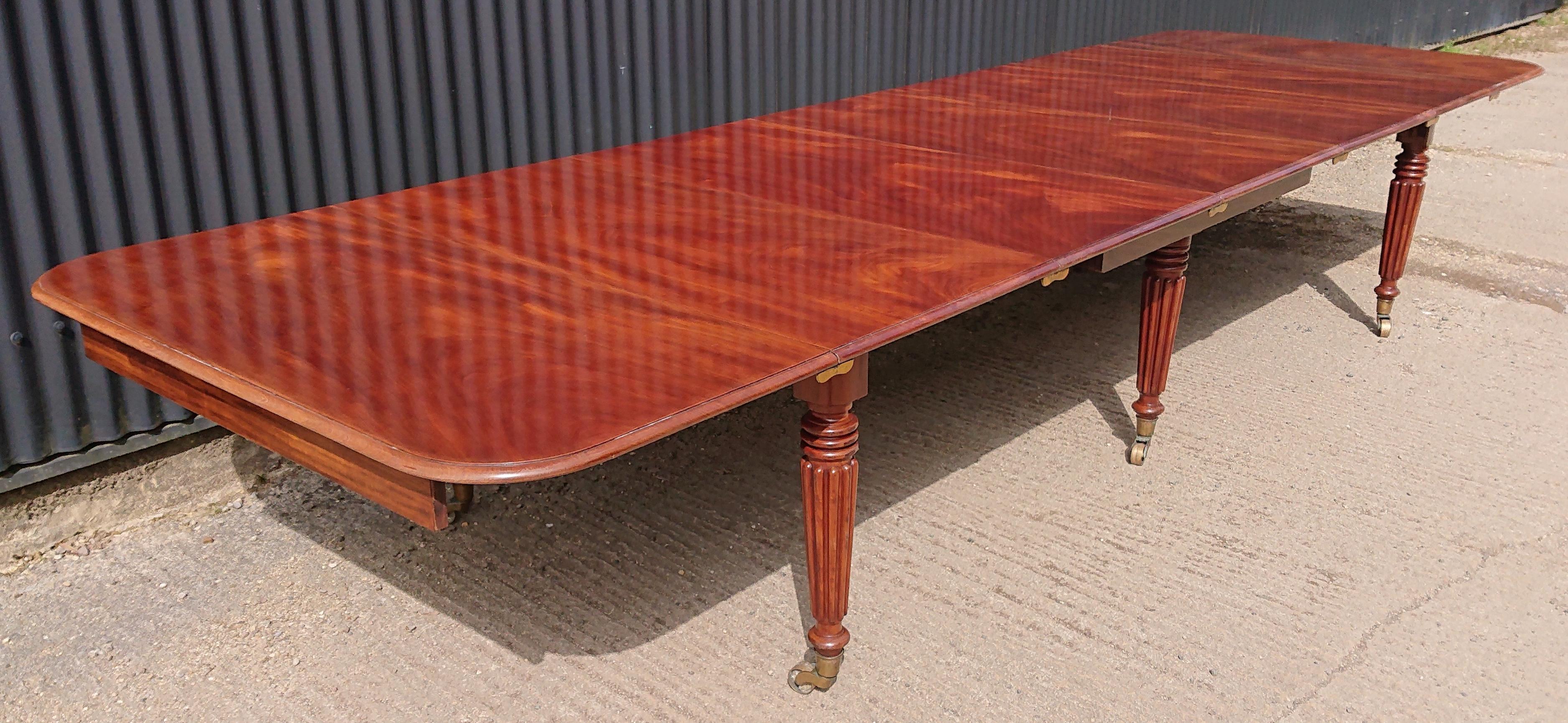 Early 19th century Regency mahogany extending dining table attributed to Gillow of Lancaster and London. This table has one of the best runs of matched mahogany that we have seen for a long time. The timber has a really beautiful grain pattern and