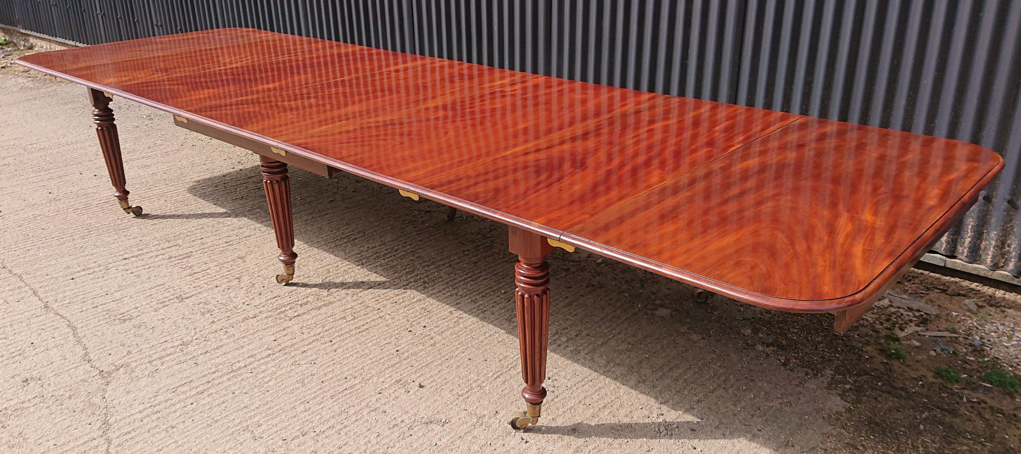Early 19th Century Regency Mahogany Extending Dining Table Attributed to Gillows For Sale 1