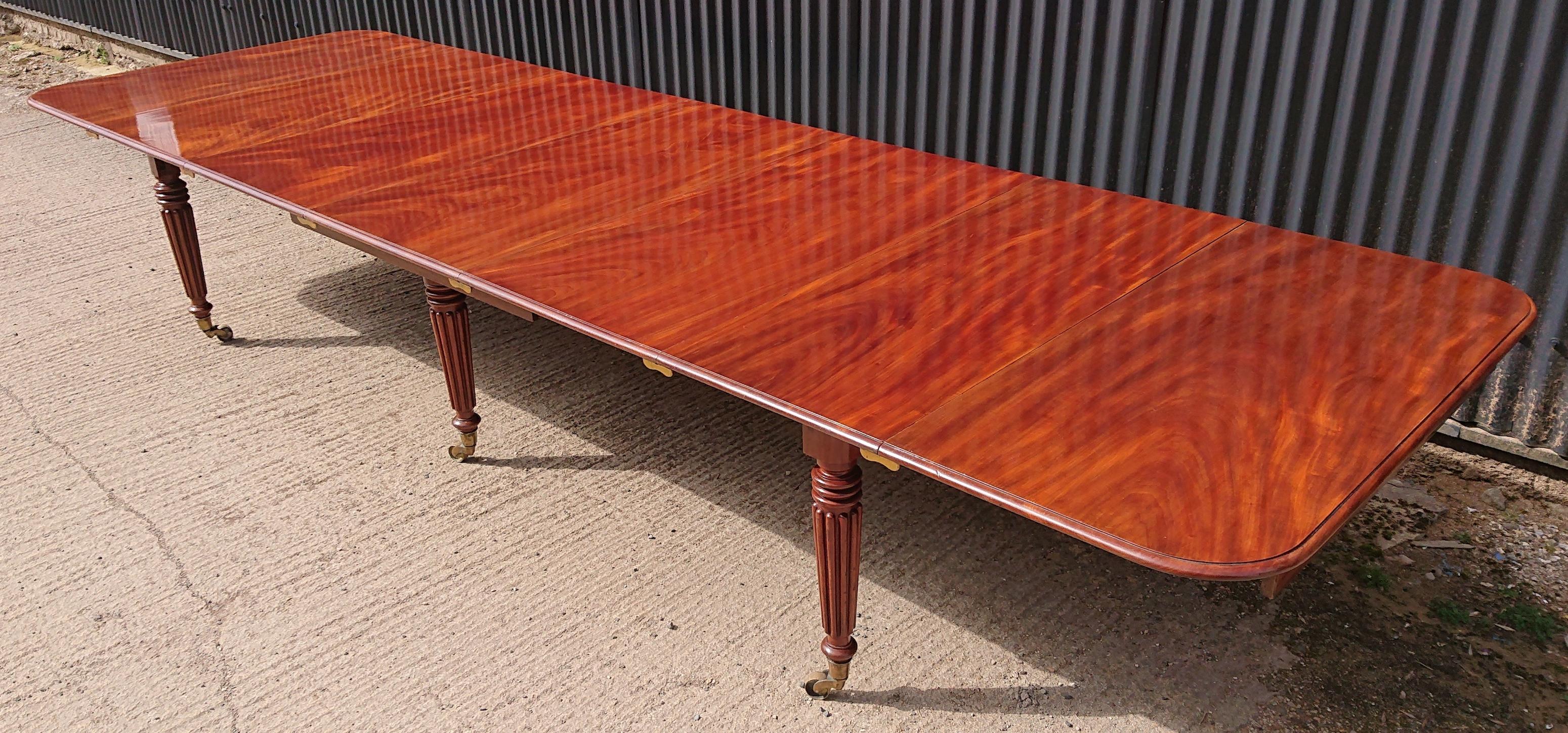 Early 19th Century Regency Mahogany Extending Dining Table Attributed to Gillows For Sale 4