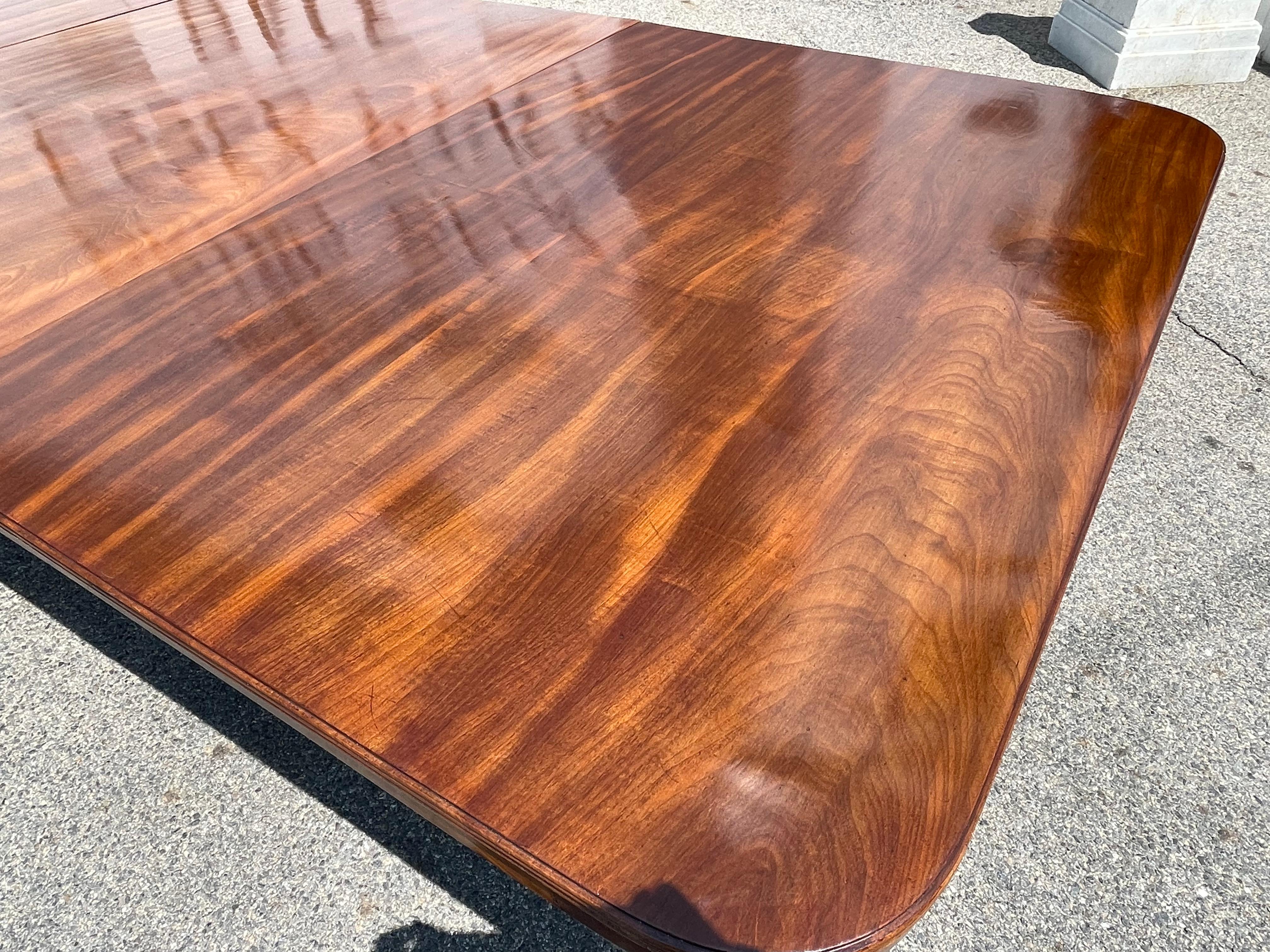 Early 19th Century Regency Mahogany Four Pedestal Dining Table In Good Condition For Sale In Essex, MA