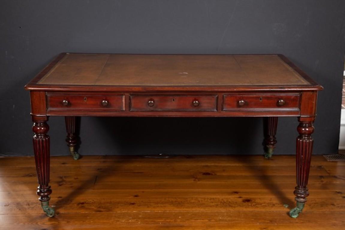 Partner-Schreibtisch aus Mahagoni des frühen 19. Jahrhunderts, Regency im Zustand „Gut“ im Angebot in Essex, MA
