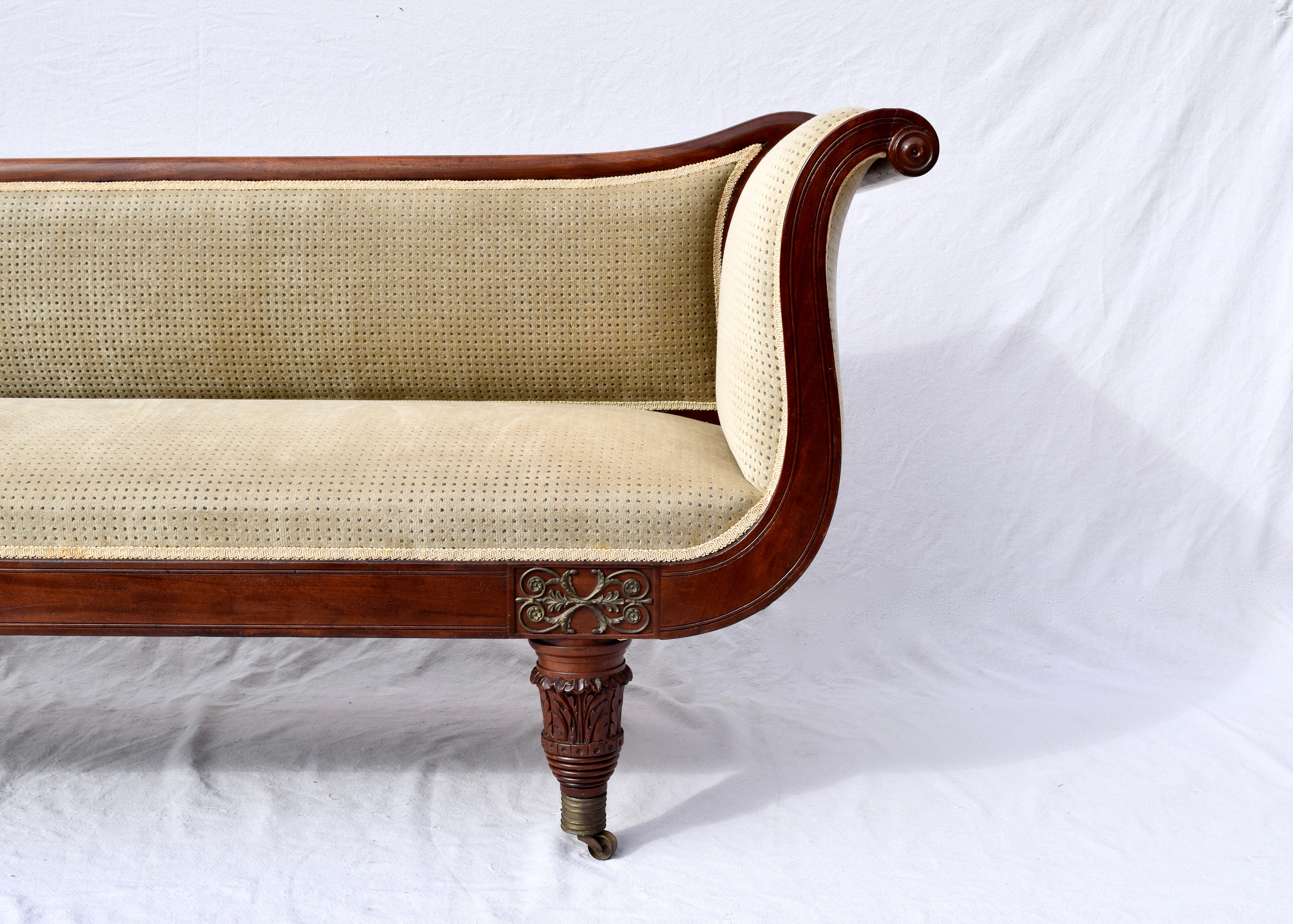 Early 19th Century Regency Mahogany Scroll Arm Sofa of Classical Form In Good Condition In Southampton, NJ