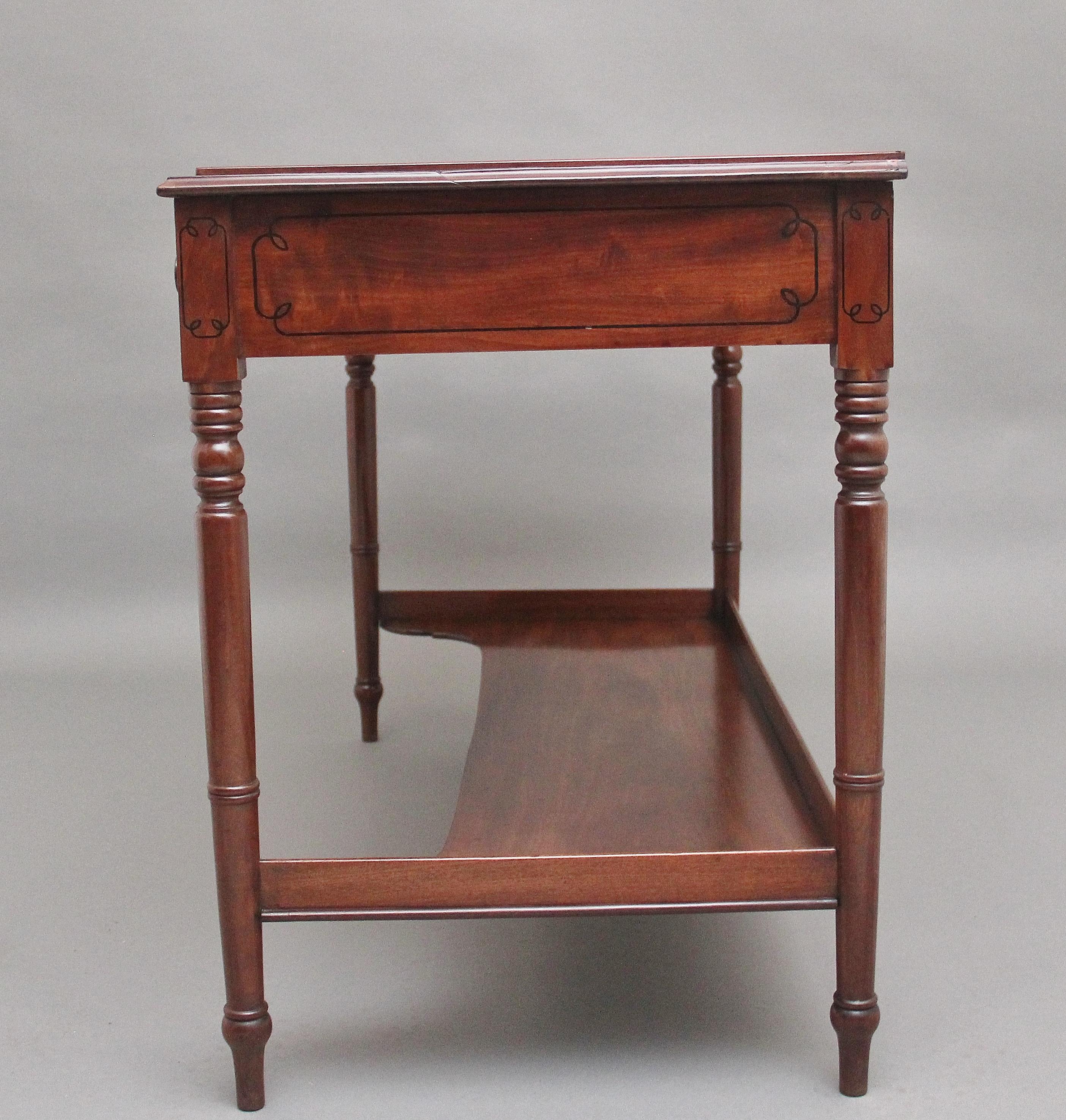 Early 19th Century Regency mahogany serving table For Sale 4