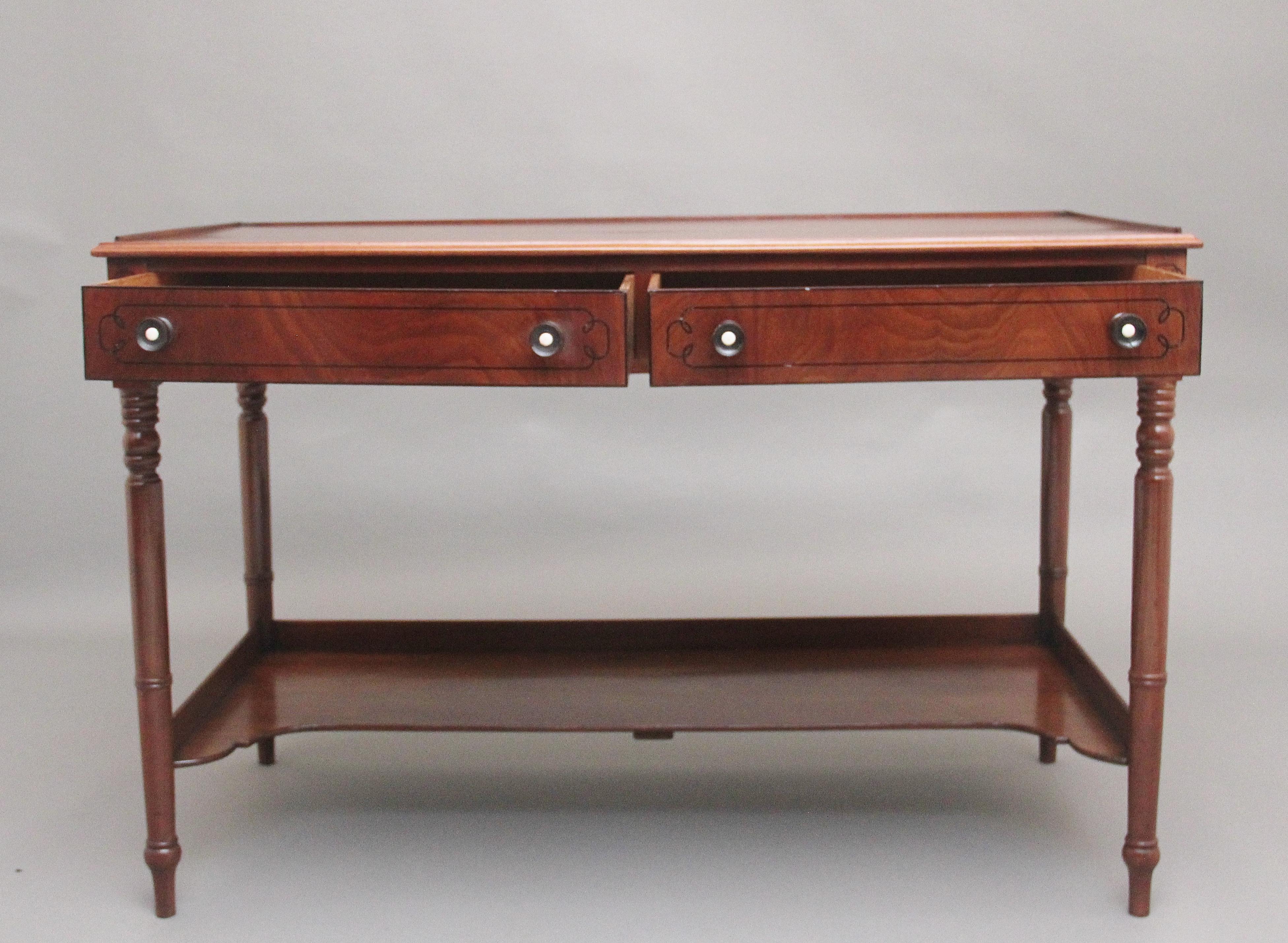 Early 19th Century Regency mahogany serving / side table, having a nice figured moulded edge top above two oak lined drawers with the original turned handles, decorative black line inlay on the drawer fronts and sides of the table, supported on
