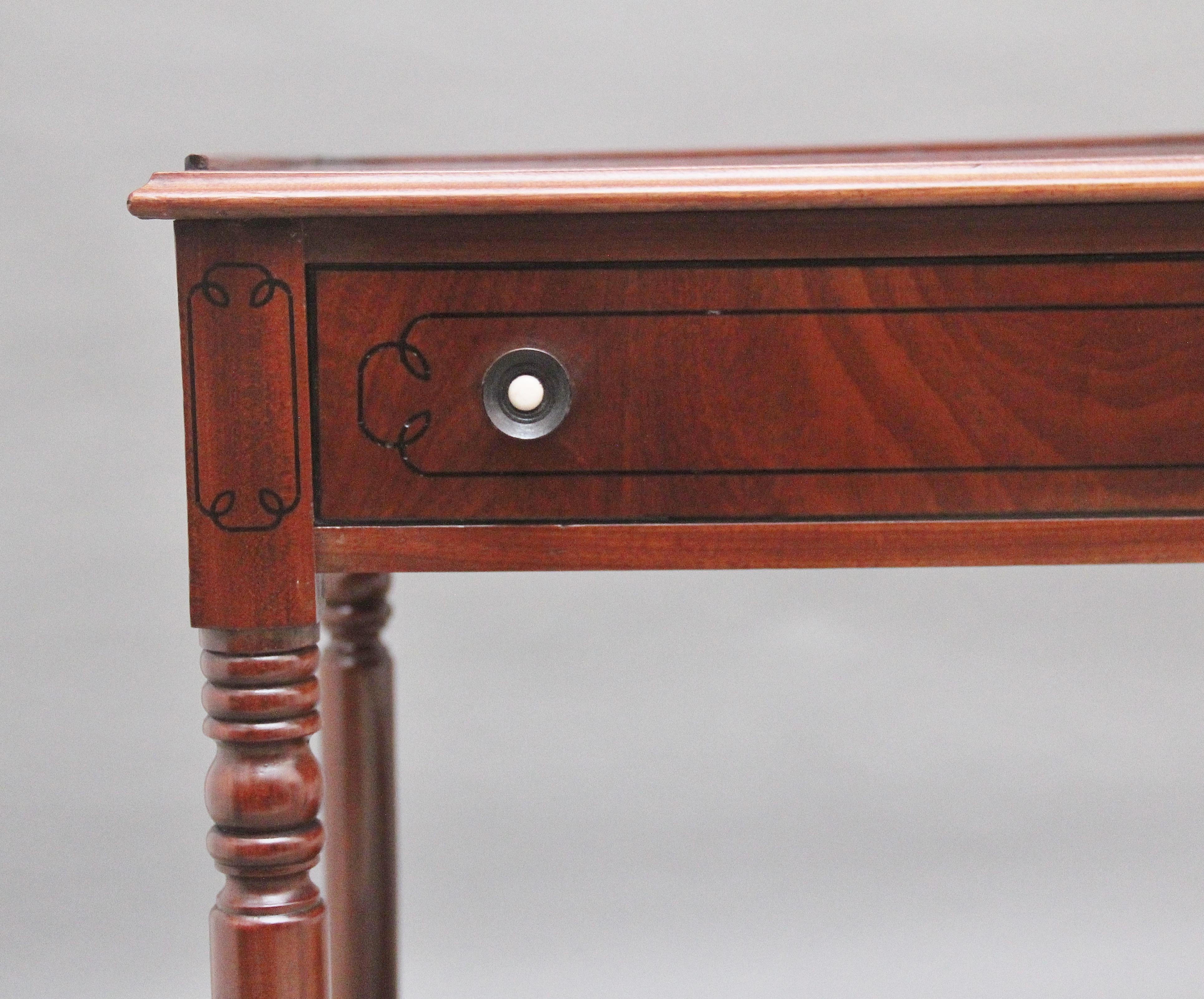 British Early 19th Century Regency mahogany serving table For Sale