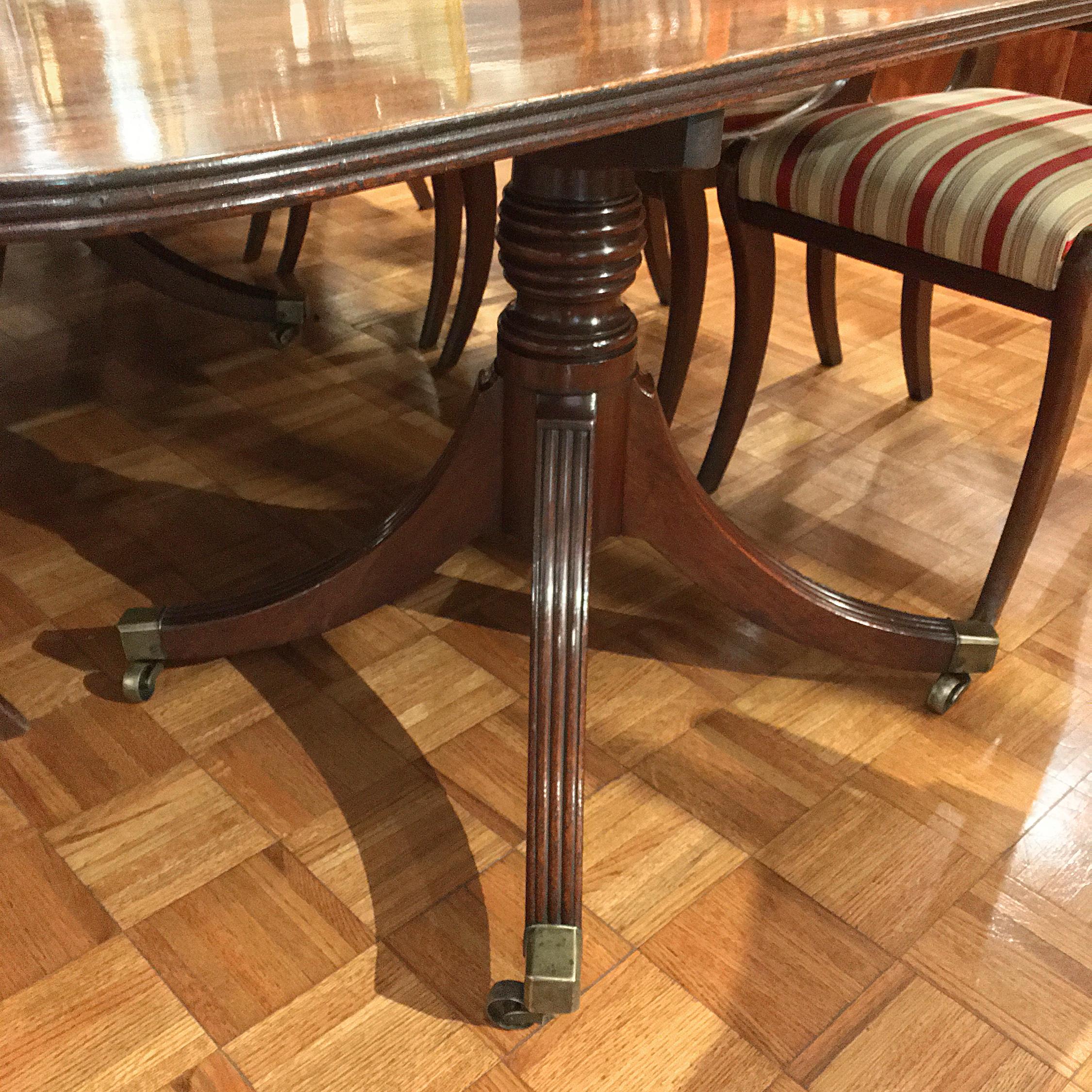 Early 19th Century Regency Mahogany Three Pedestal Dining Table In Excellent Condition For Sale In Long Island City, NY