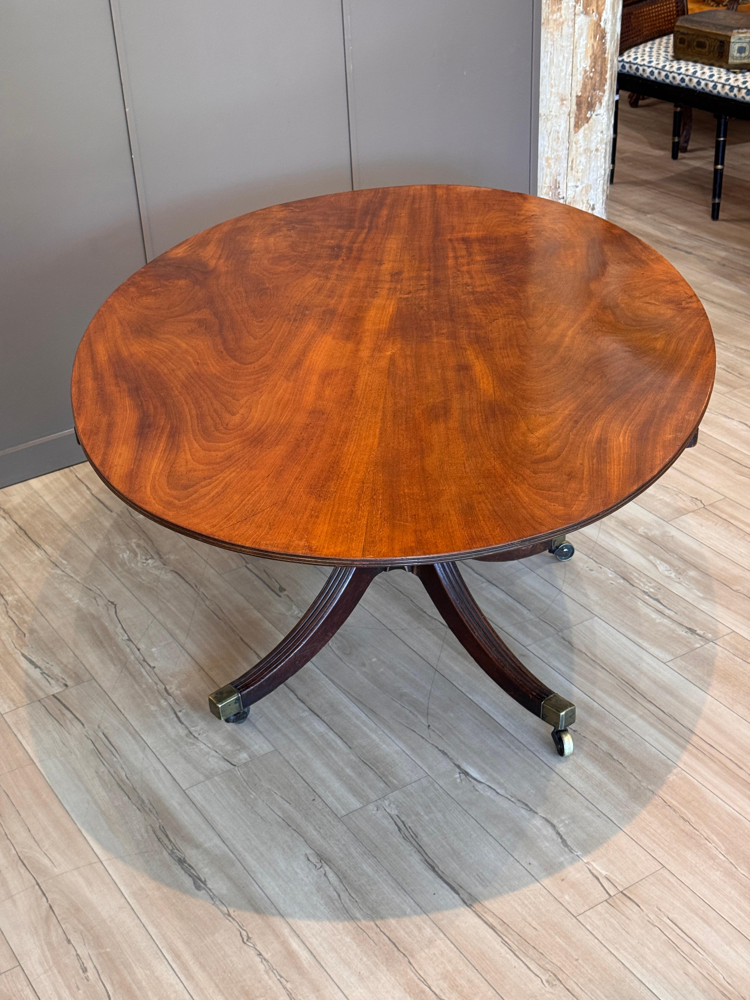 Table à déjeuner en acajou de style Régence du début du 19e siècle à plateau basculant en vente 4