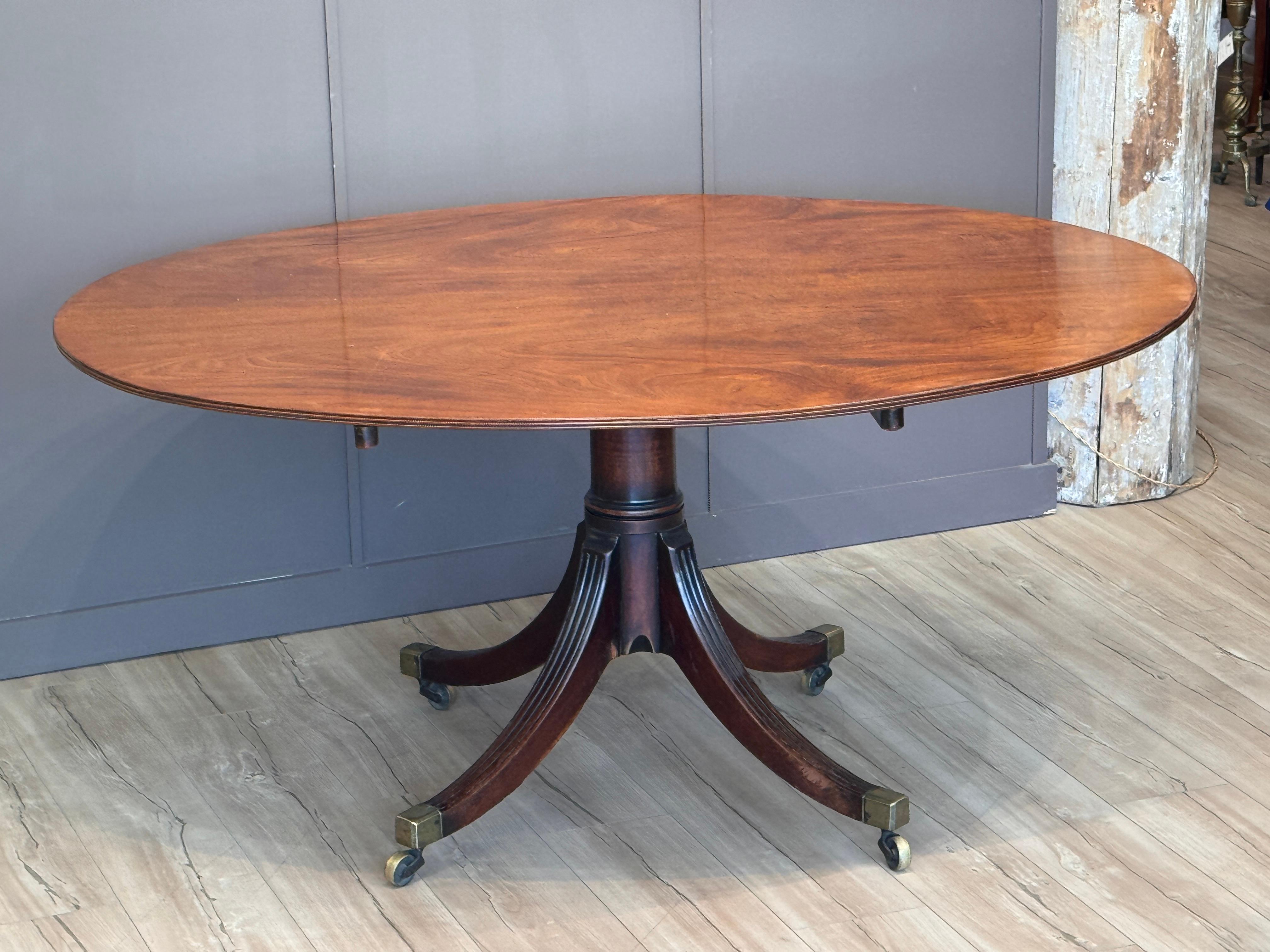 Britannique Table à déjeuner en acajou de style Régence du début du 19e siècle à plateau basculant en vente