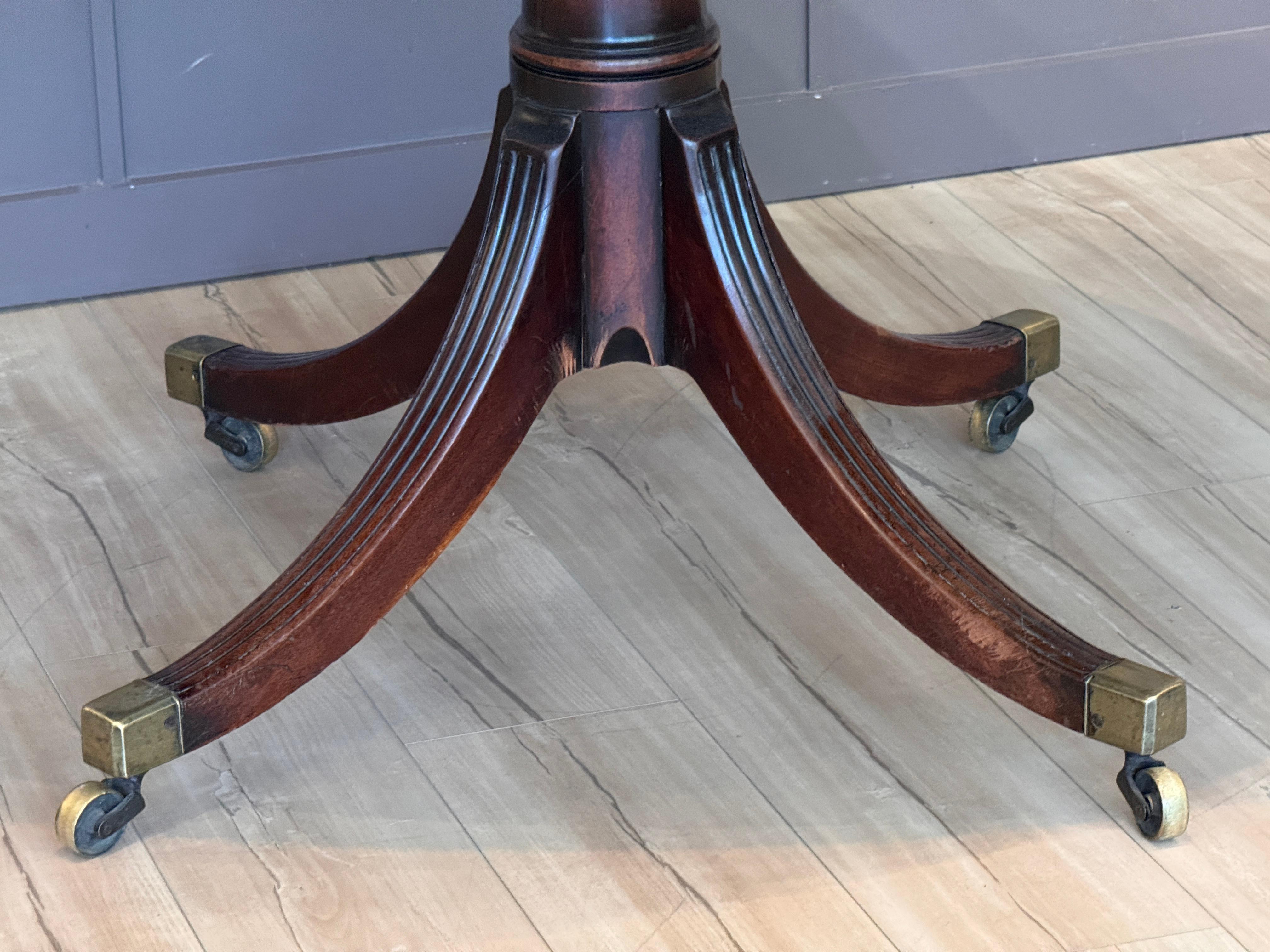 Table à déjeuner en acajou de style Régence du début du 19e siècle à plateau basculant Bon état - En vente à Charlottesville, VA