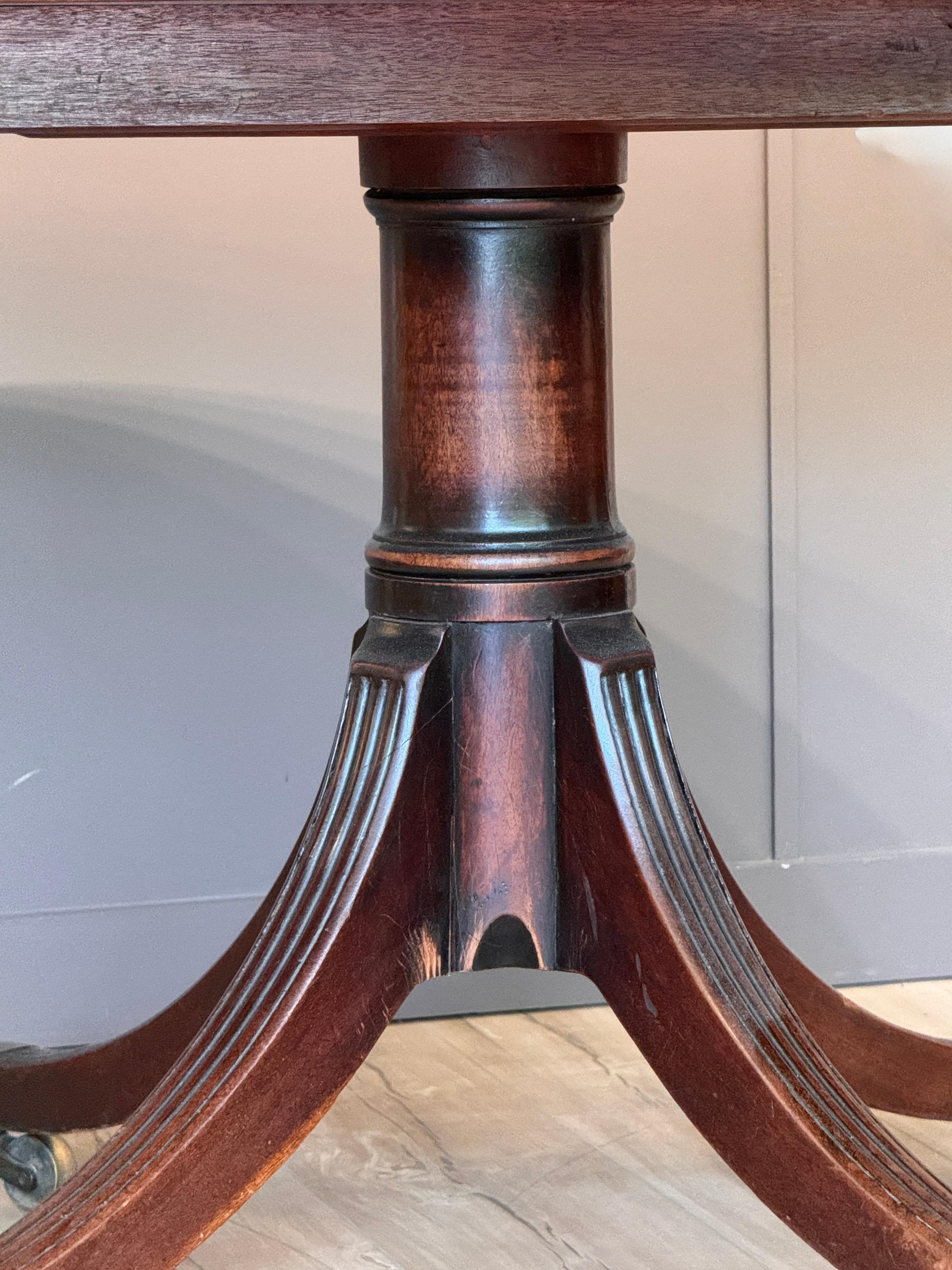 XIXe siècle Table à déjeuner en acajou de style Régence du début du 19e siècle à plateau basculant en vente