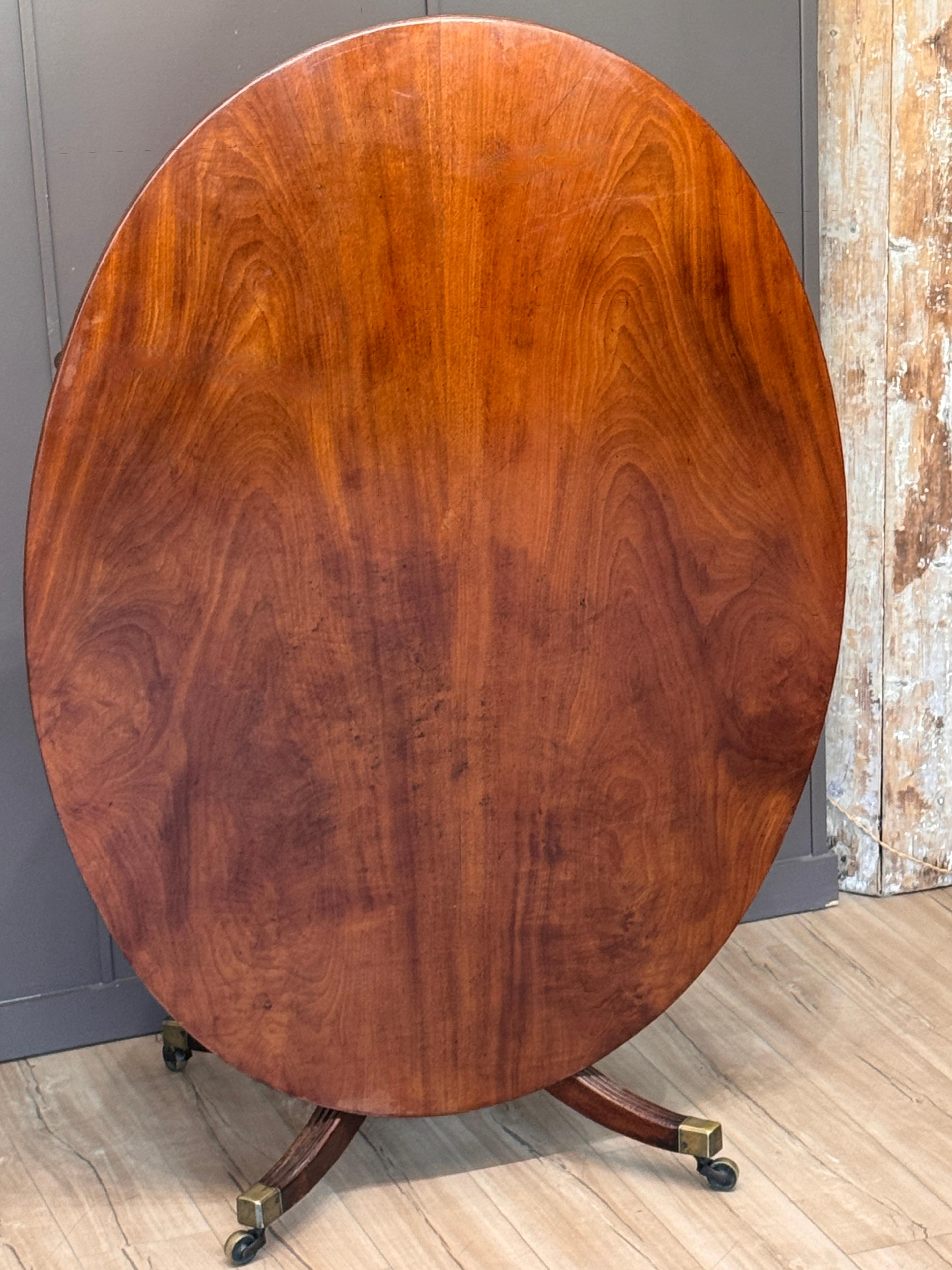 Acajou Table à déjeuner en acajou de style Régence du début du 19e siècle à plateau basculant en vente