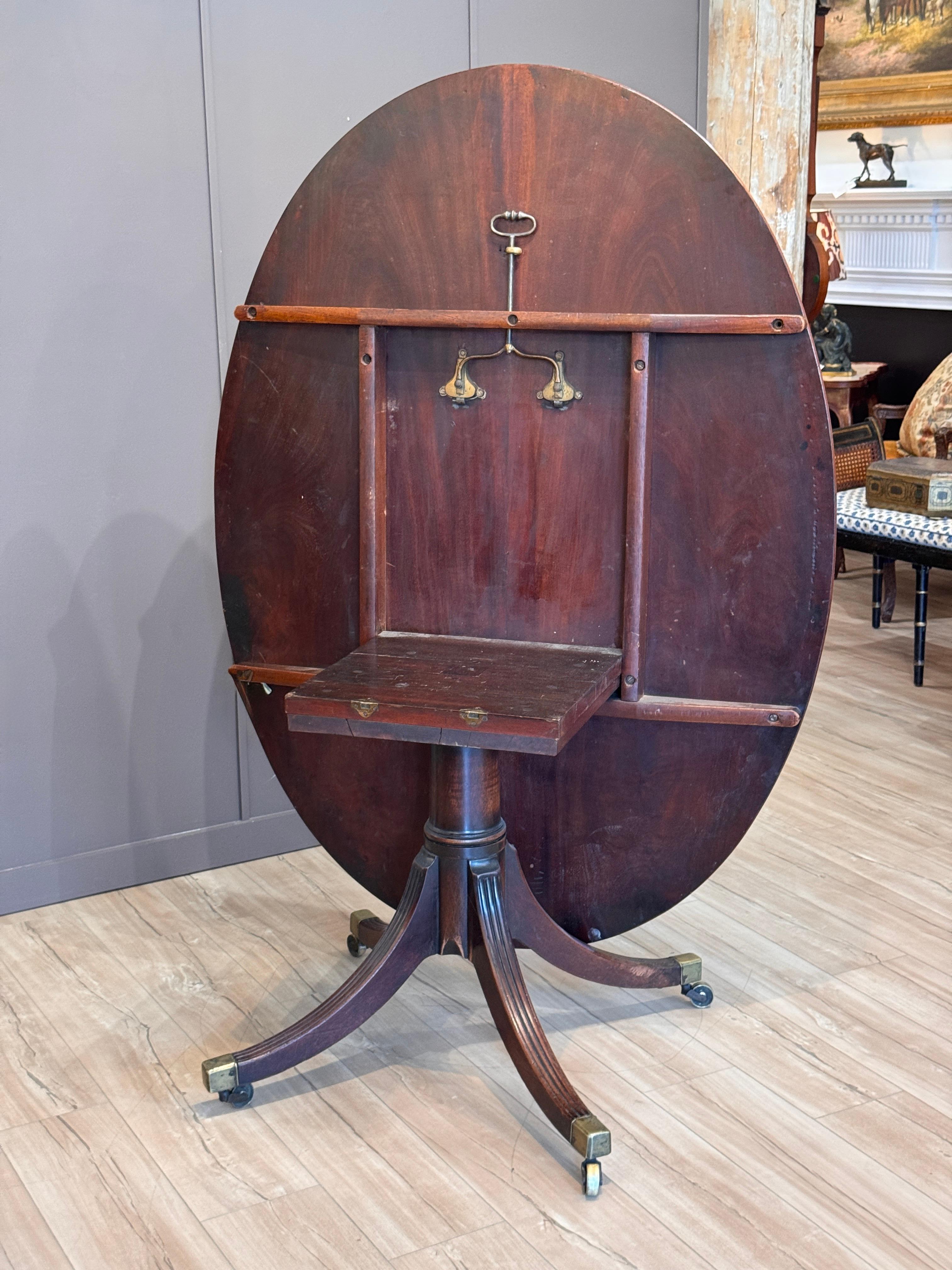 Table à déjeuner en acajou de style Régence du début du 19e siècle à plateau basculant en vente 1