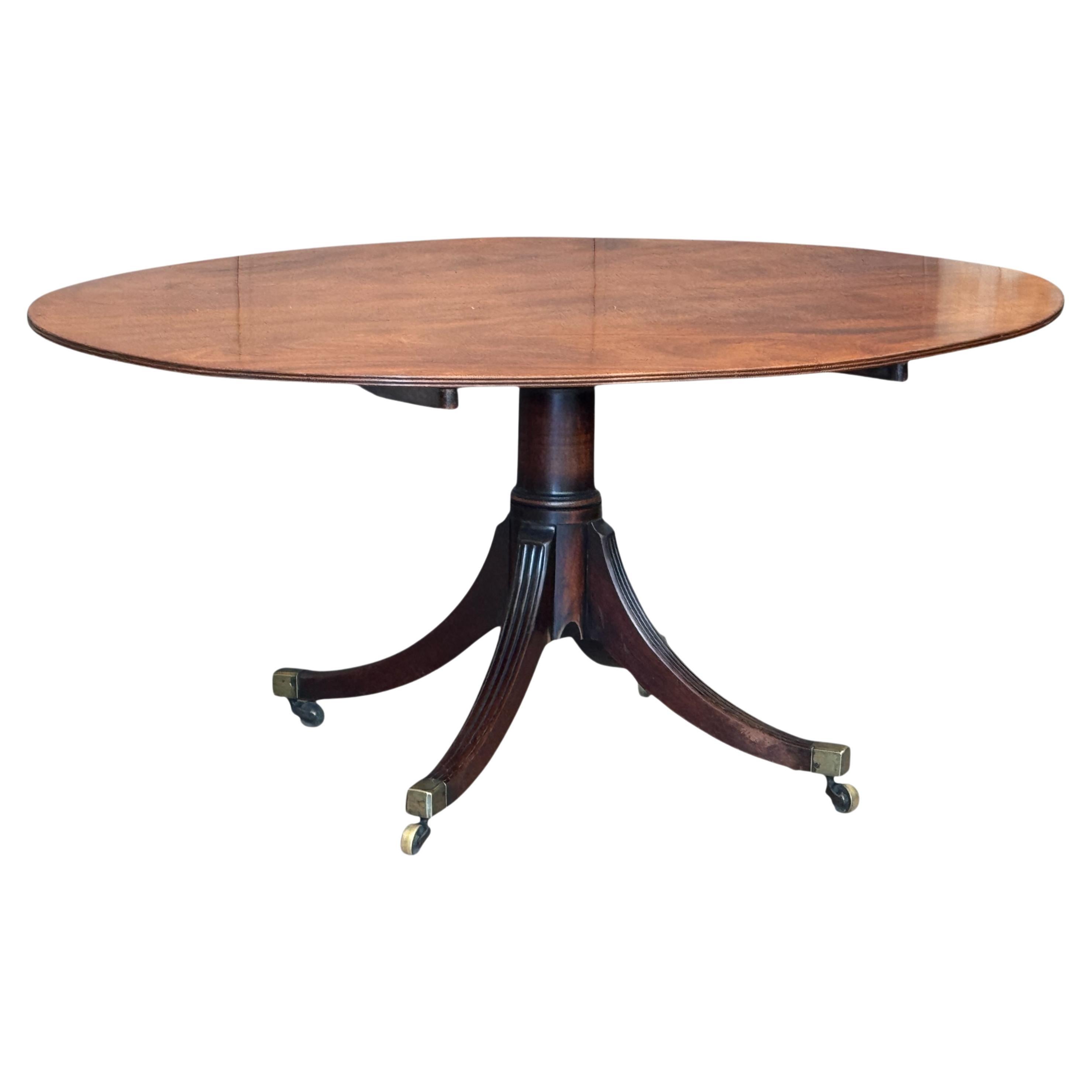 Table à déjeuner en acajou de style Régence du début du 19e siècle à plateau basculant en vente