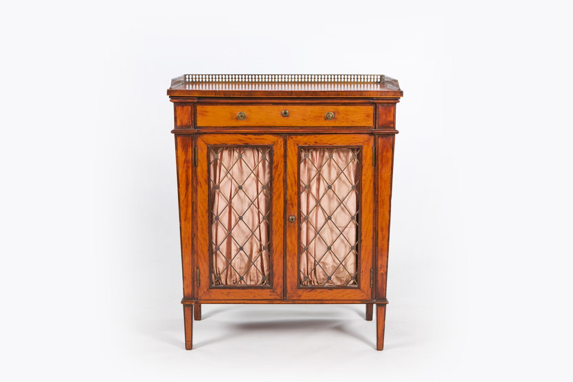 Early 19th Century Regency Miniature Crossbanded Cabinet In Good Condition For Sale In Dublin 8, IE