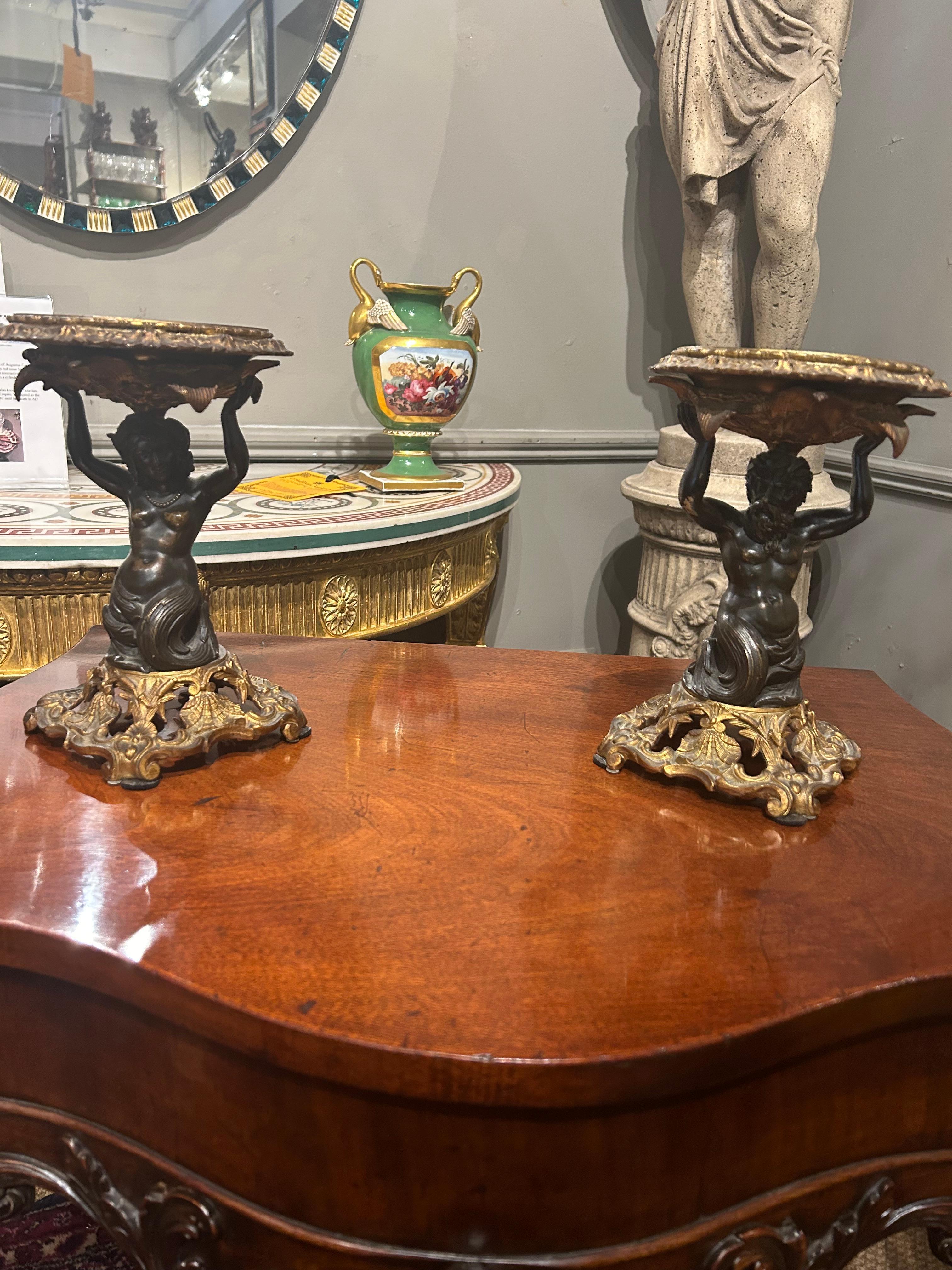 Européen Paire de tazzas en bronze de style Régence du début du XIXe siècle en vente