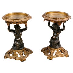 Paire de tazzas en bronze de style Régence du début du XIXe siècle