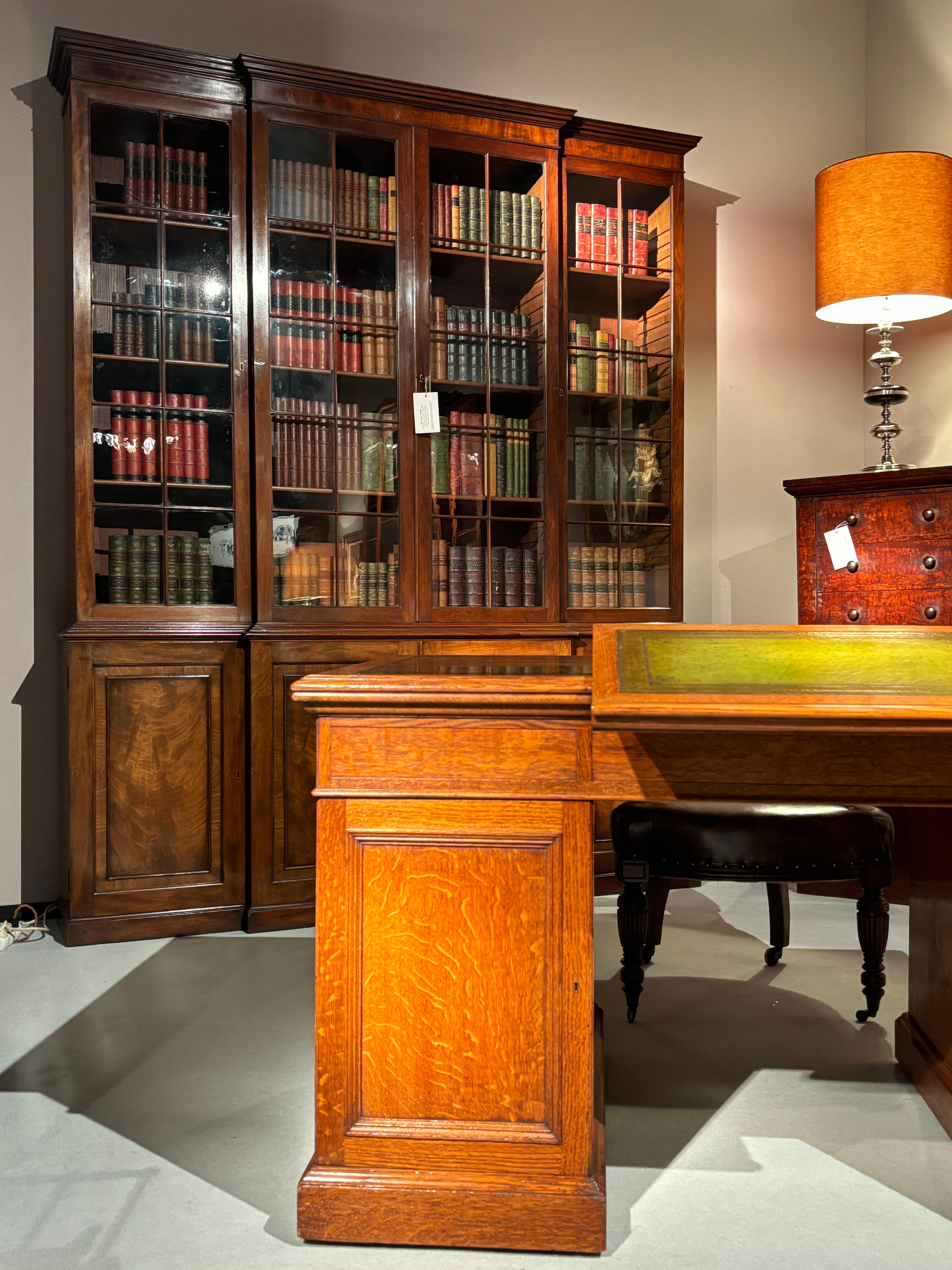 Bibliothèque à 4 portes à façade brisée du début du 19e siècle de la période Regency en vente 4