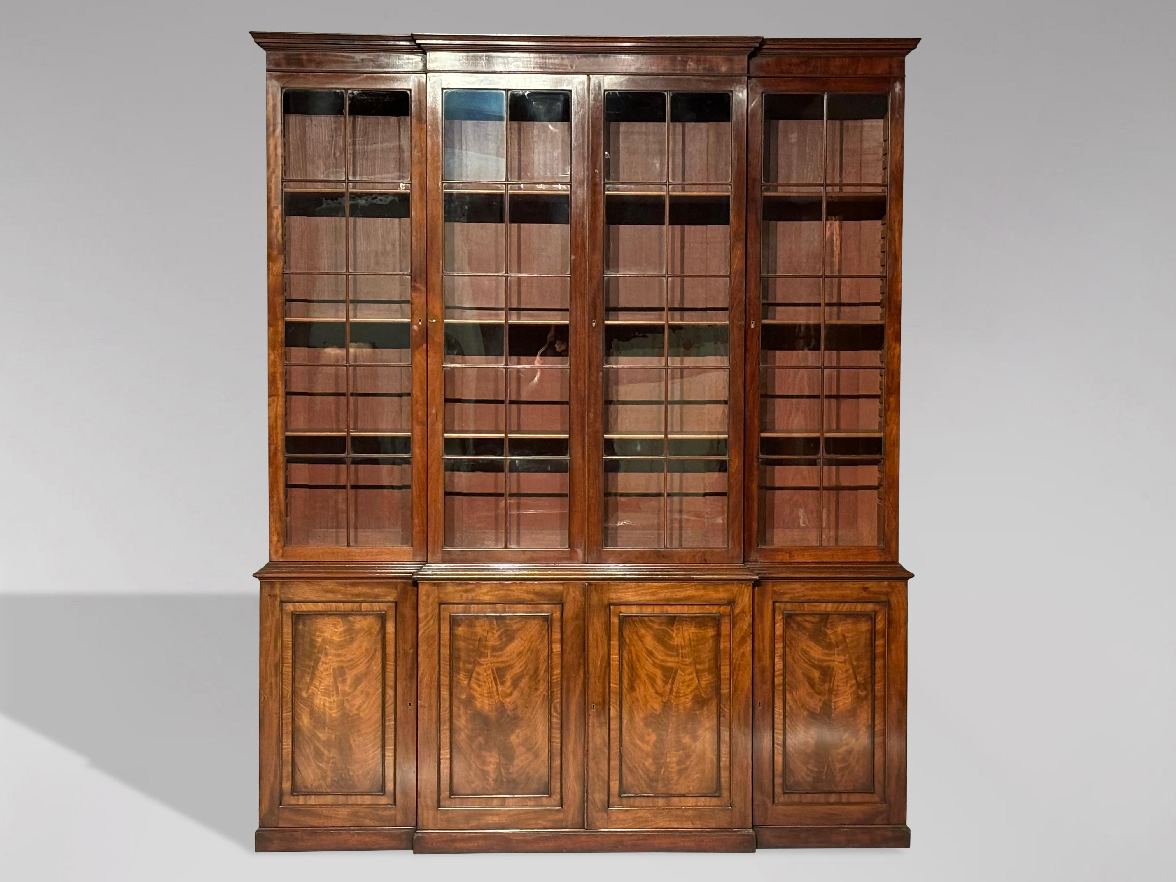 Magnifique bibliothèque à quatre portes en acajou de style Régence du début du 19e siècle. Il présente une corniche moulurée au-dessus de quatre portes vitrées astragales renfermant des étagères réglables. La partie inférieure comporte quatre portes
