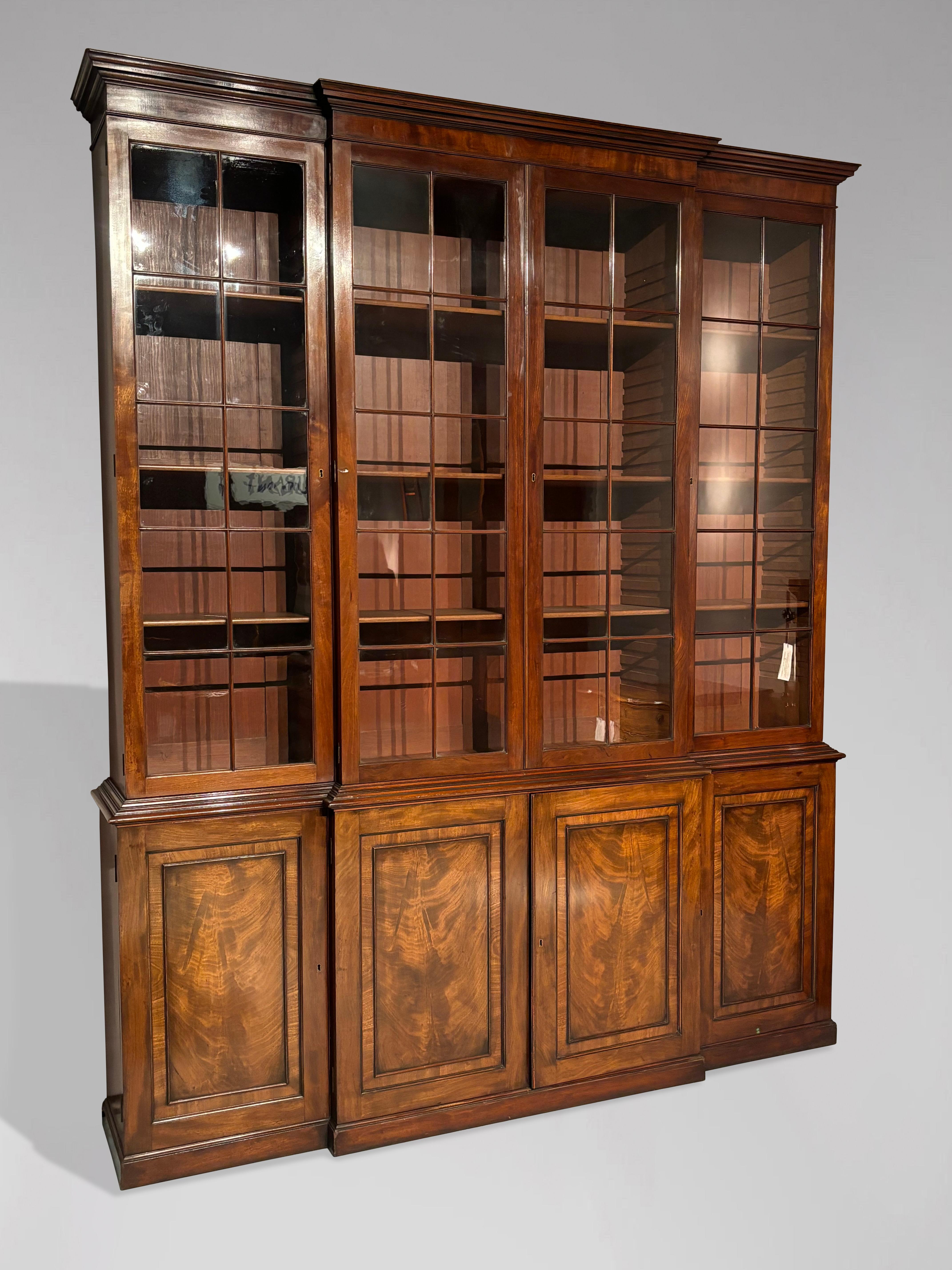 Britannique Bibliothèque à 4 portes à façade brisée du début du 19e siècle de la période Regency en vente