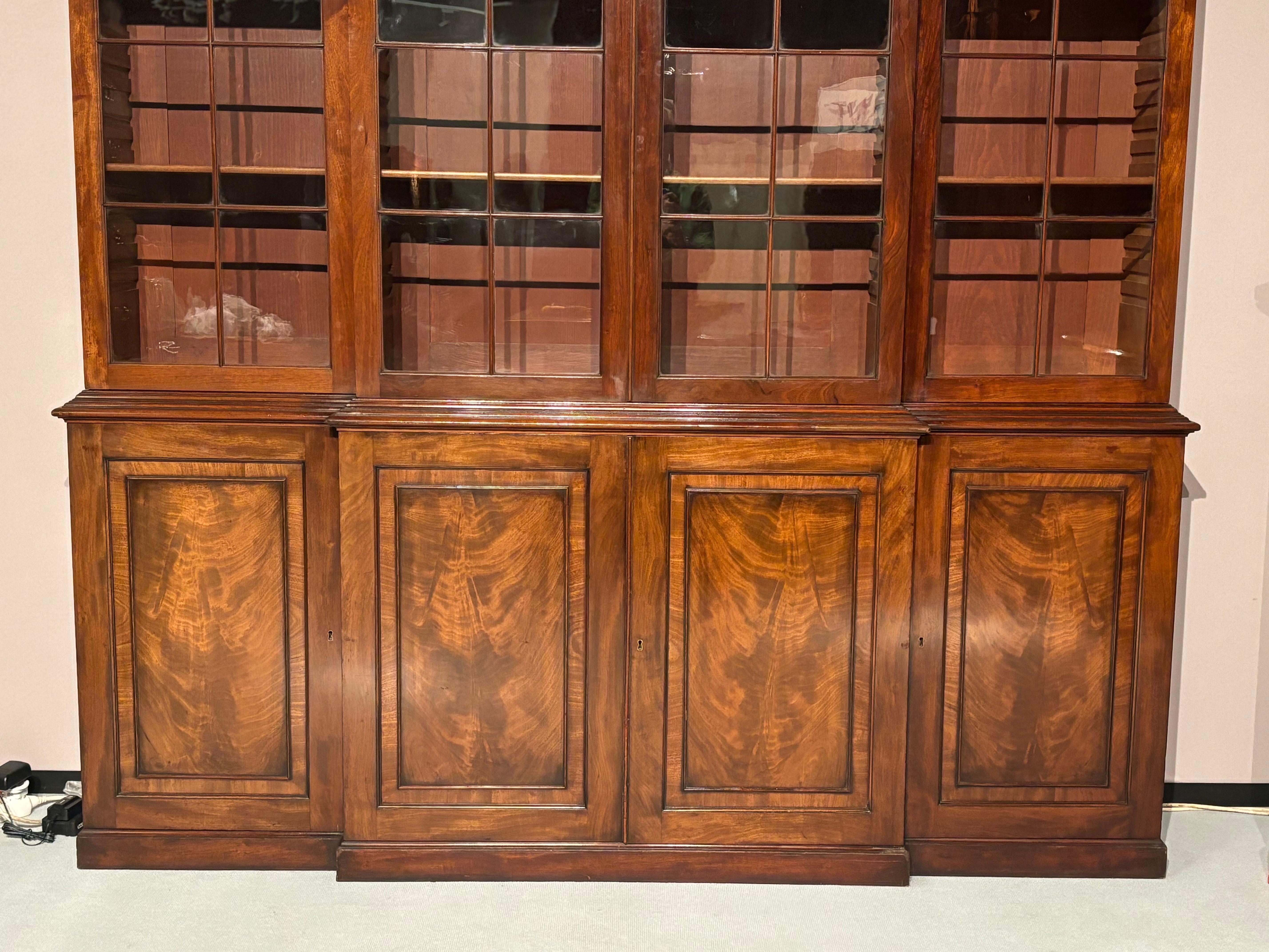 Acajou Bibliothèque à 4 portes à façade brisée du début du 19e siècle de la période Regency en vente
