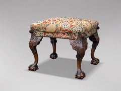 Früher Hocker aus geschnitztem Nussbaumholz aus der Regency-Periode des 19.