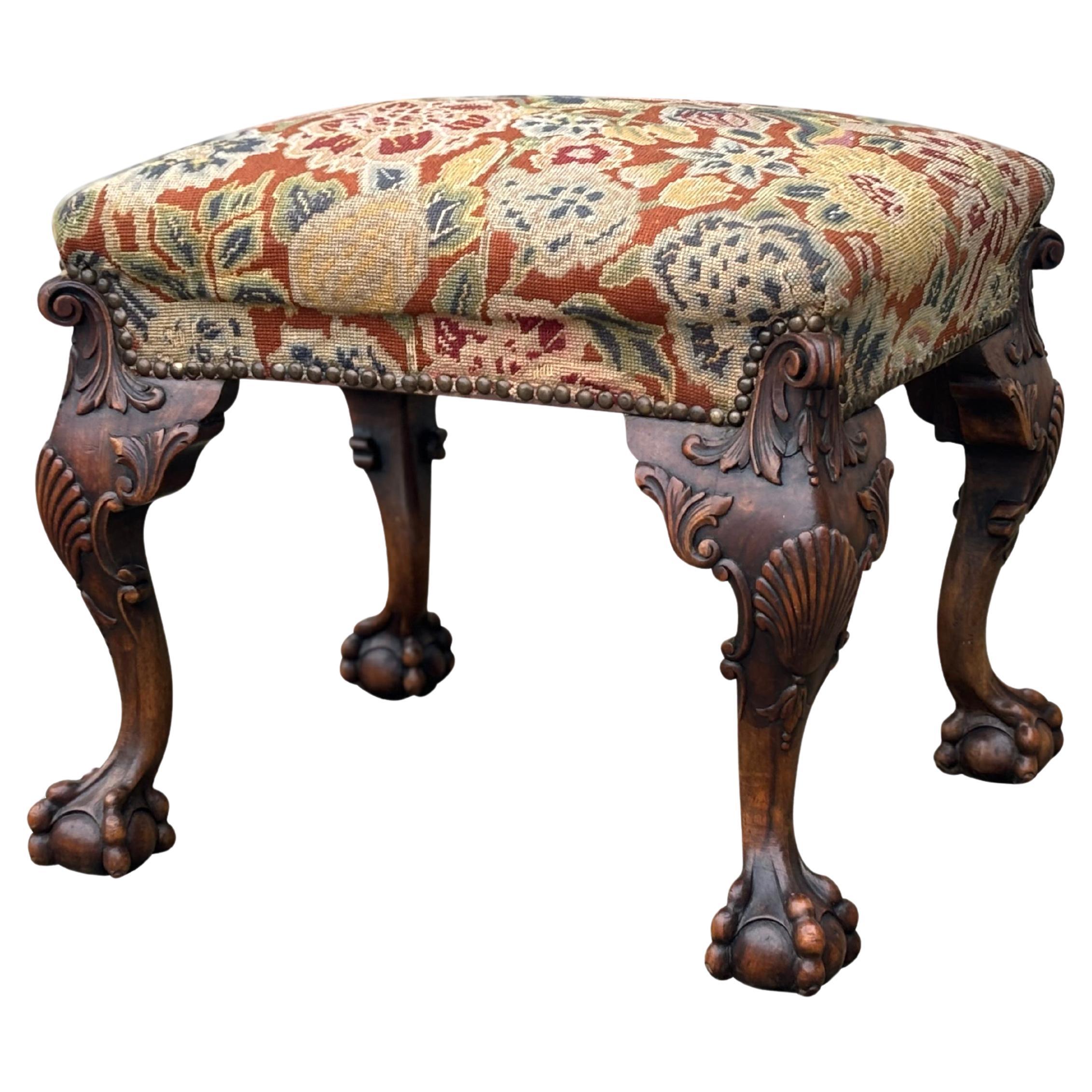 Früher Hocker aus geschnitztem Nussbaumholz aus der Regency-Periode des 19.